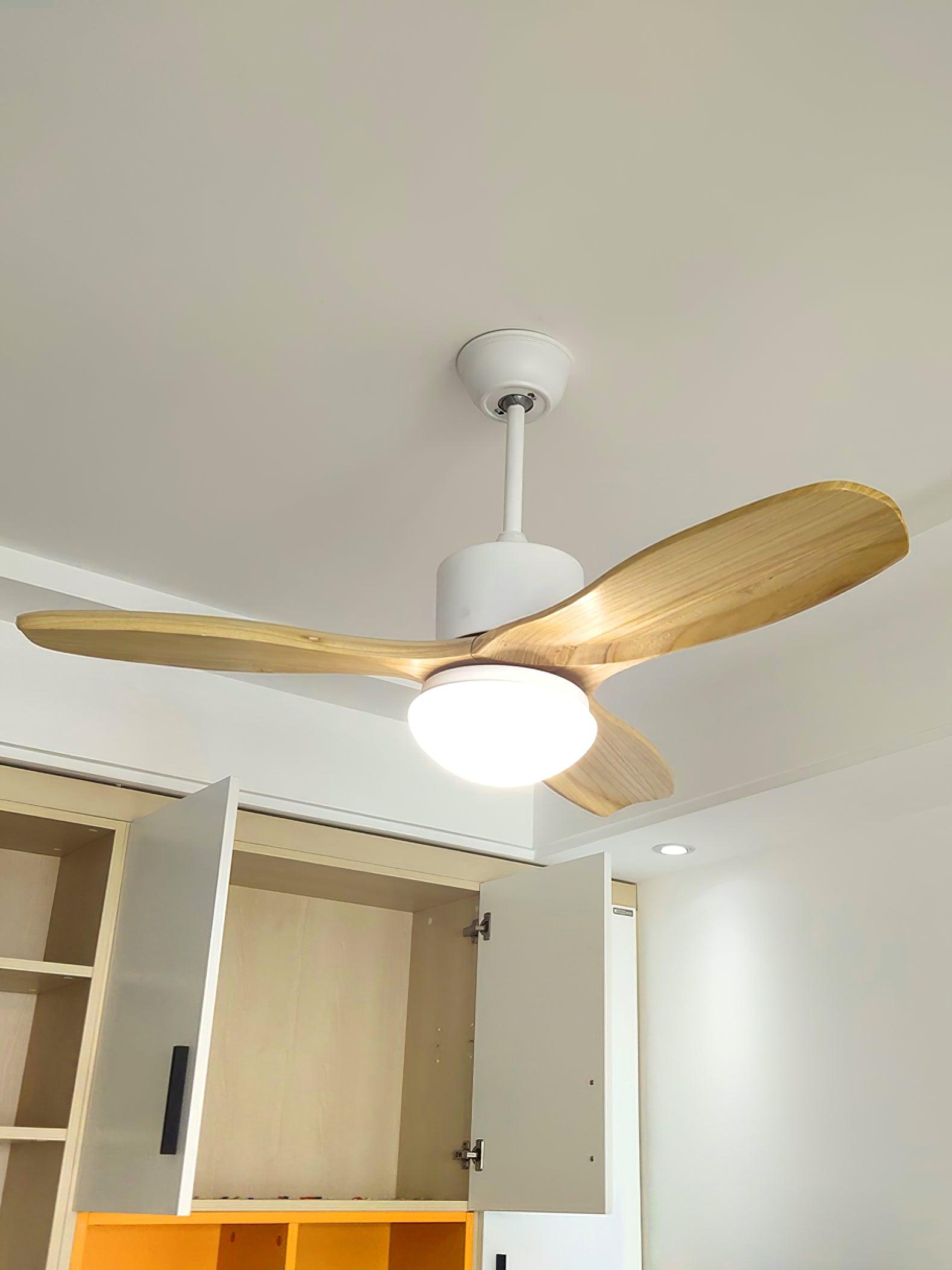 Diagrama que muestra las dimensiones del ventilador con luz Brivel de 132cm de diámetro.