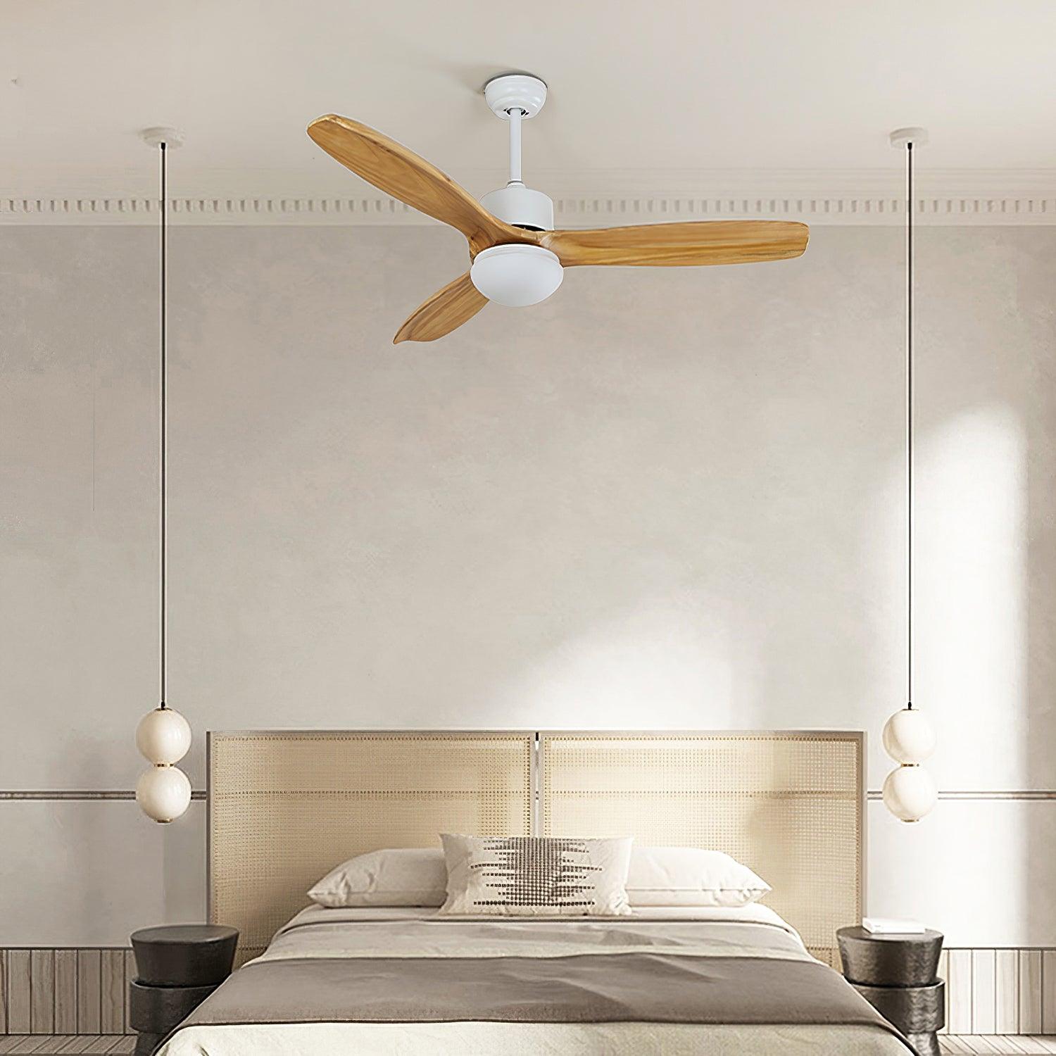 Primer plano del ventilador de techo con luz Brivel mostrando la textura de las aspas de madera.