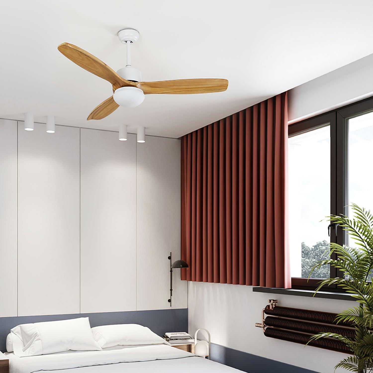 Ventilador de techo con luz Brivel en acabado negro y marrón oscuro.