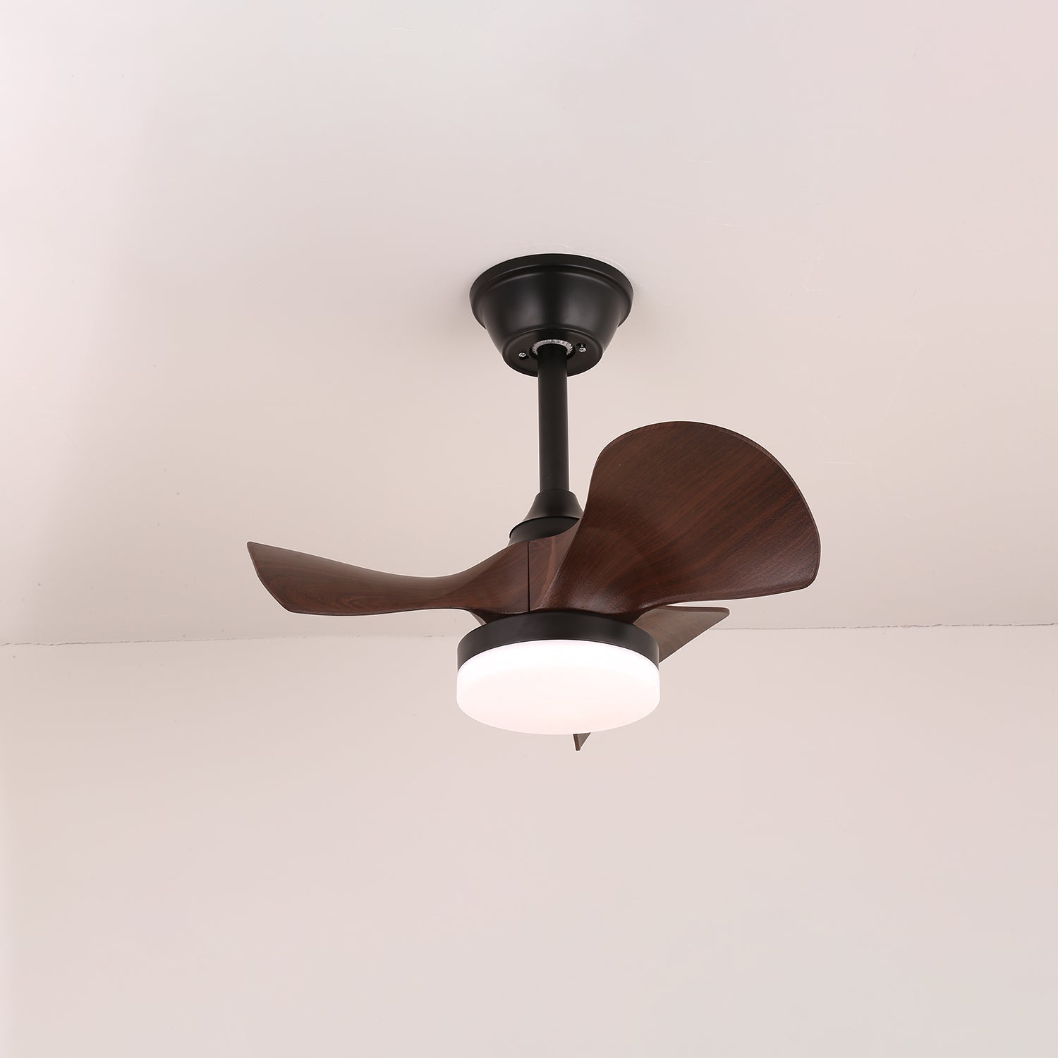 Vista detallada del mando a distancia y las características del Ventilador de Techo Neriah con Luz
