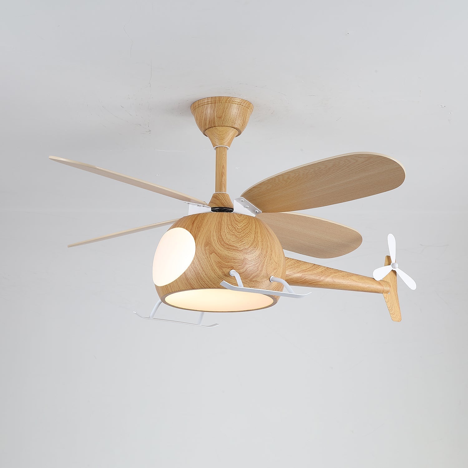 Imagen de estilo de vida del ventilador con luz Aviara en un dormitorio
