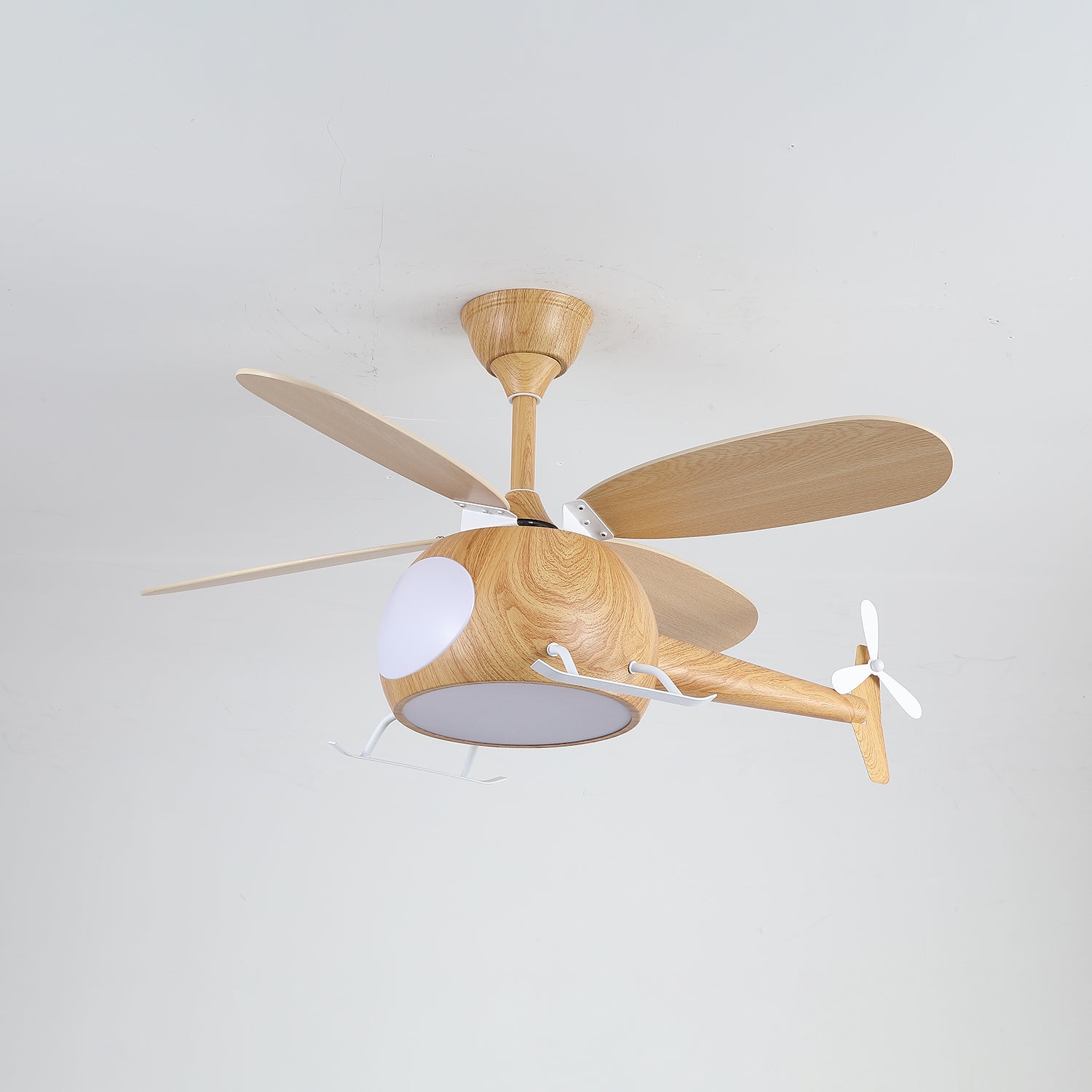 Ventilador con luz Aviara mostrando su pantalla acrílica blanca
