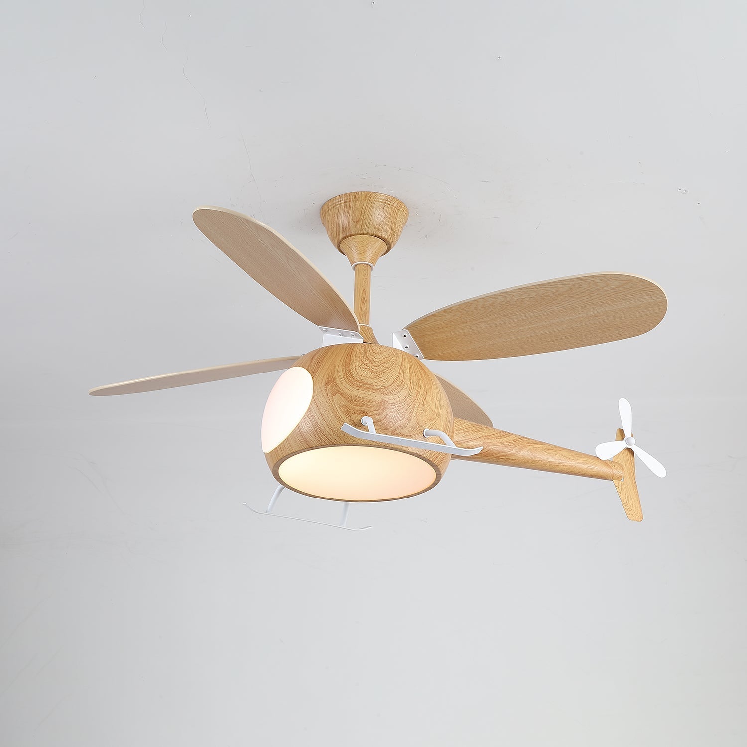 Ventilador con luz Aviara demostrando su instalación con cableado directo