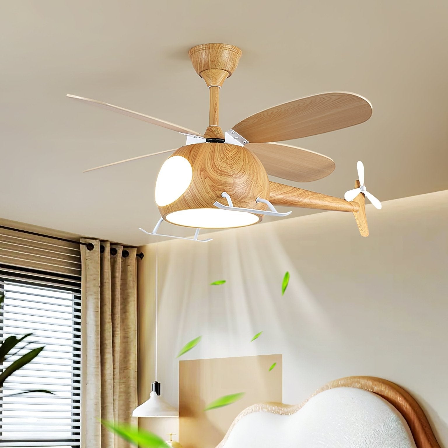 Vista superior del ventilador de techo Aviara con aspas de aspecto de madera