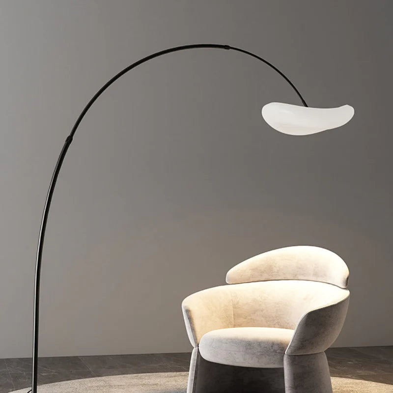 Minori Minimalista Irregularmente Metal LED Lámpara de Pie Negra/Blanca