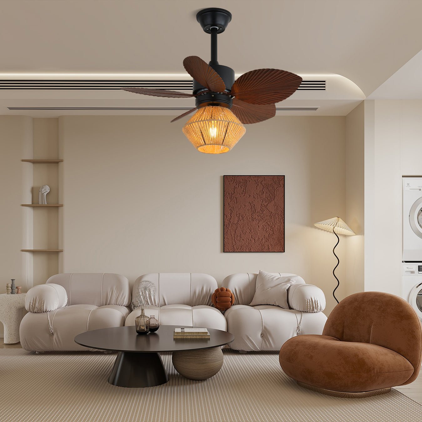 Primer plano del ventilador de techo Solaya con luz, mostrando la pantalla de ratán y las aspas de nogal
