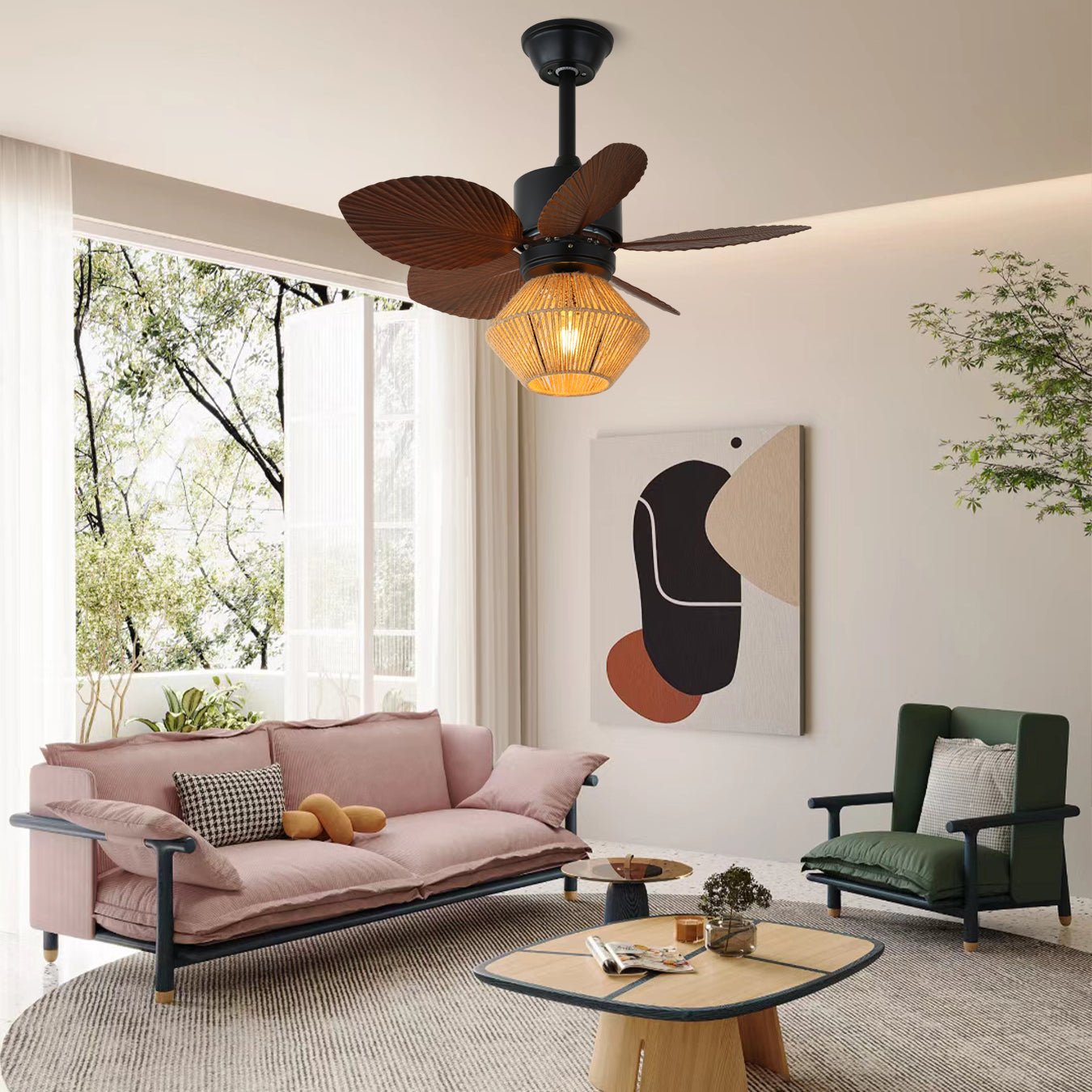 Ventilador de techo Solaya con luz en un ambiente de salón de estilo tropical