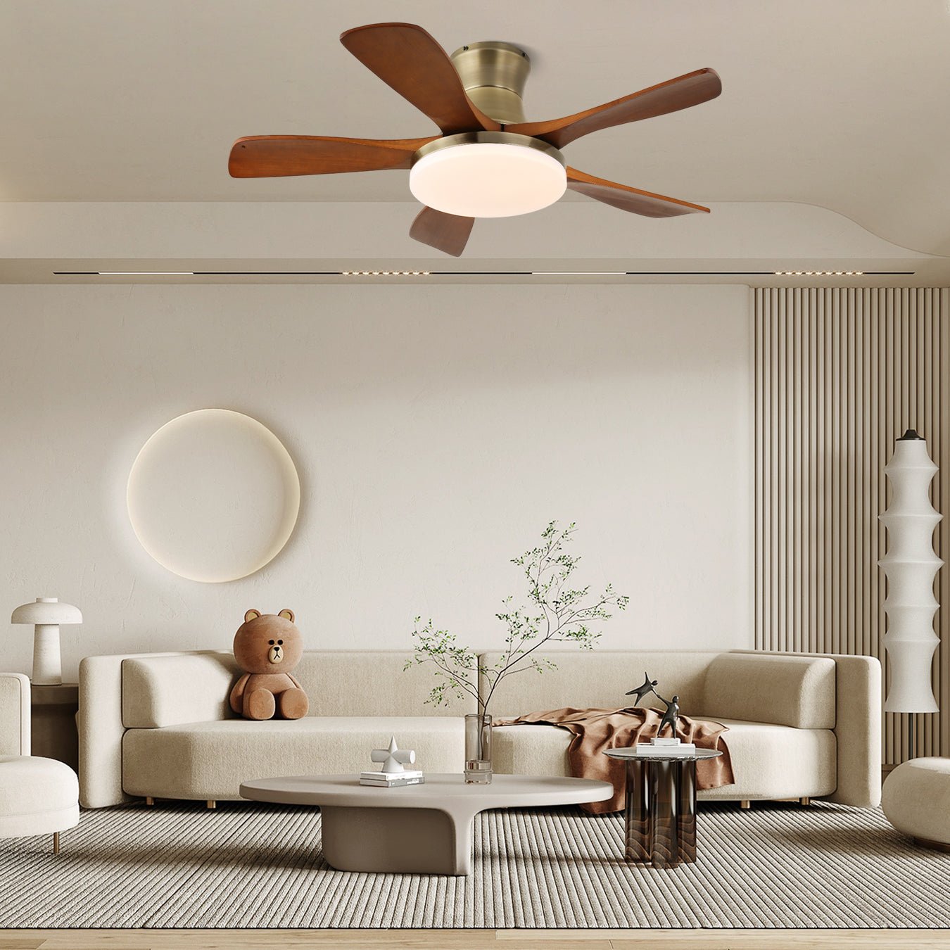 Ventilador de Techo Brevo con Luz y su mando a distancia, demostrando el funcionamiento del ventilador de 6 velocidades.