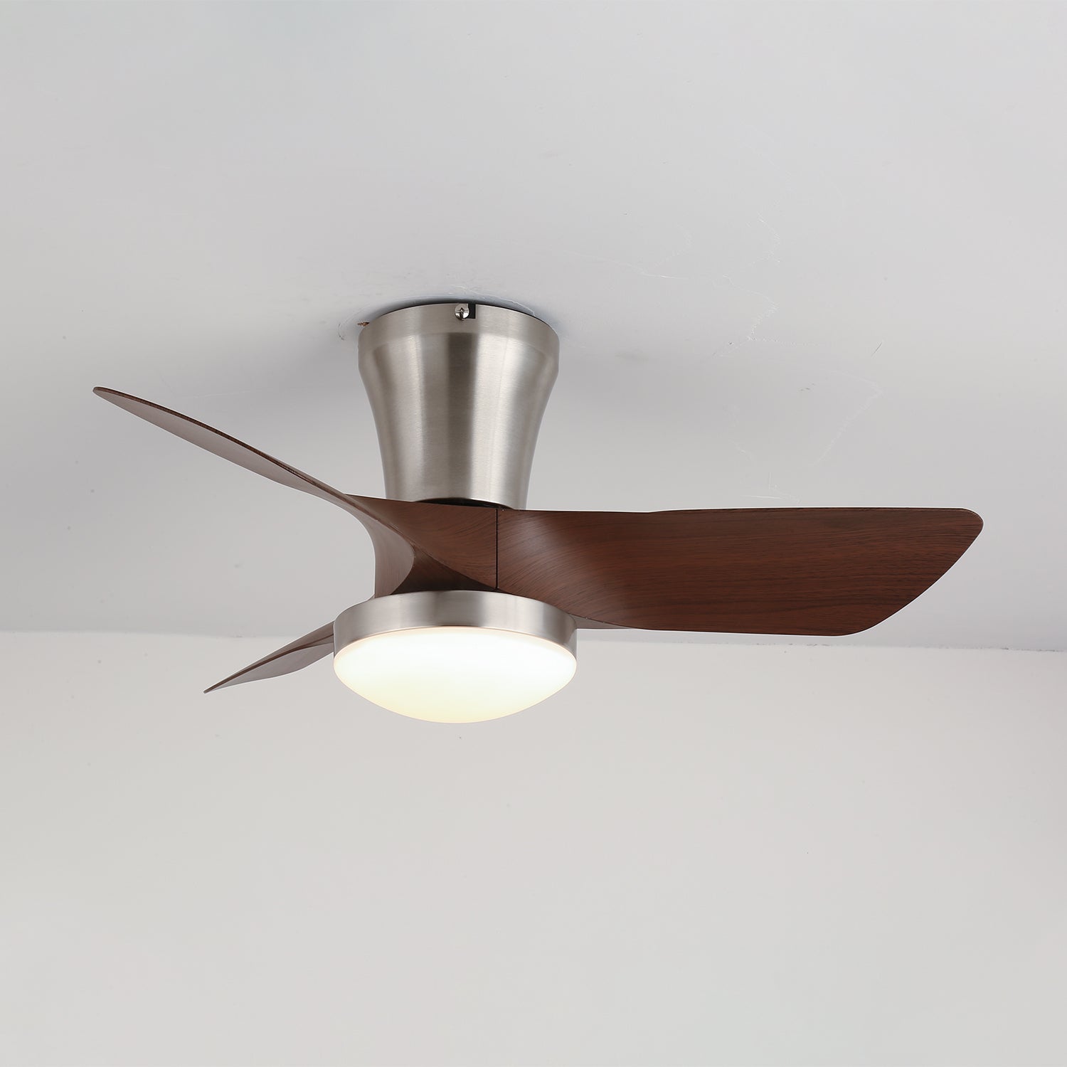 Ventilador de Techo Moderno de Madera Trivon, vista en ángulo