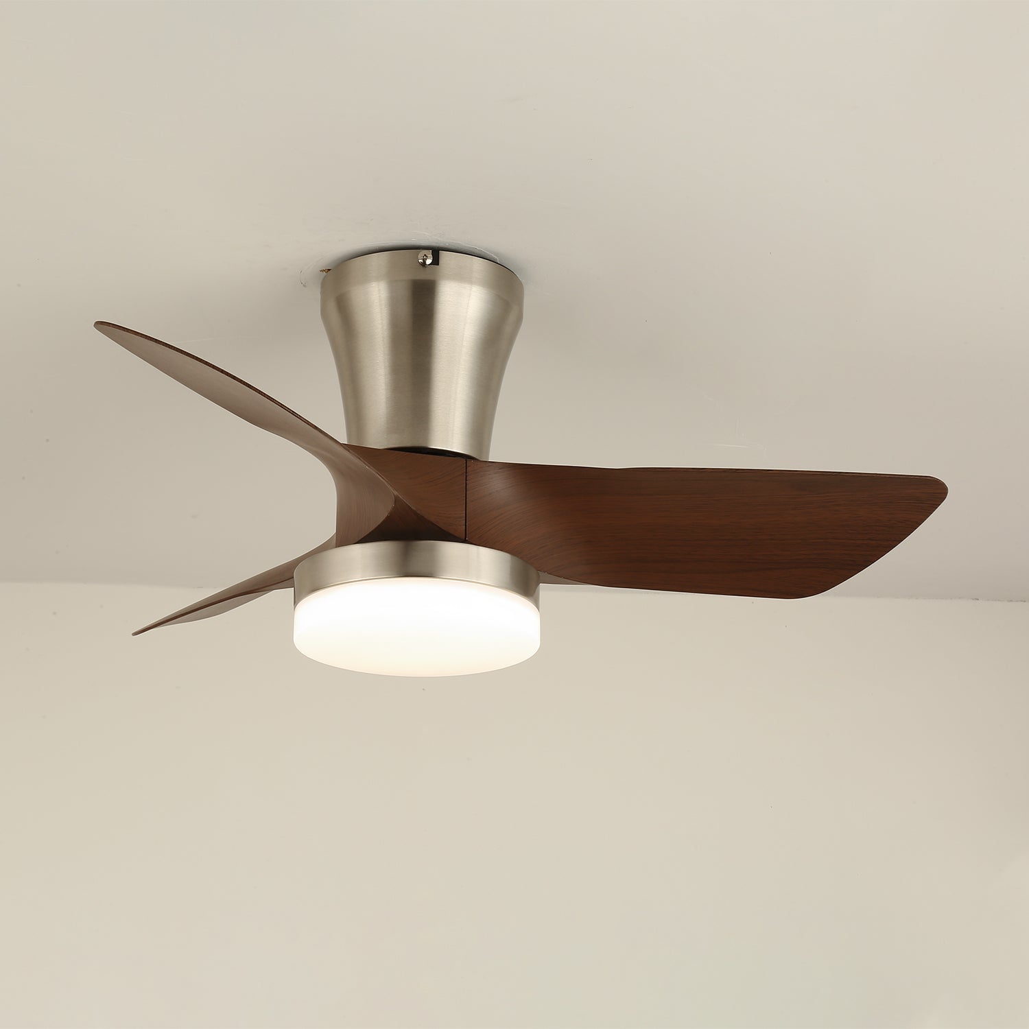 Detalle de la estructura metálica y la pantalla acrílica del Ventilador de Techo Trivon
