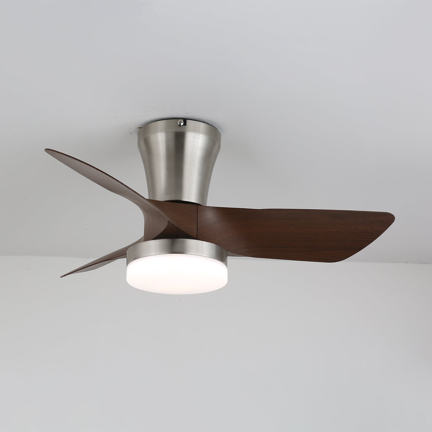 Primer plano de las aspas de madera de nogal del Ventilador de Techo Moderno Trivon