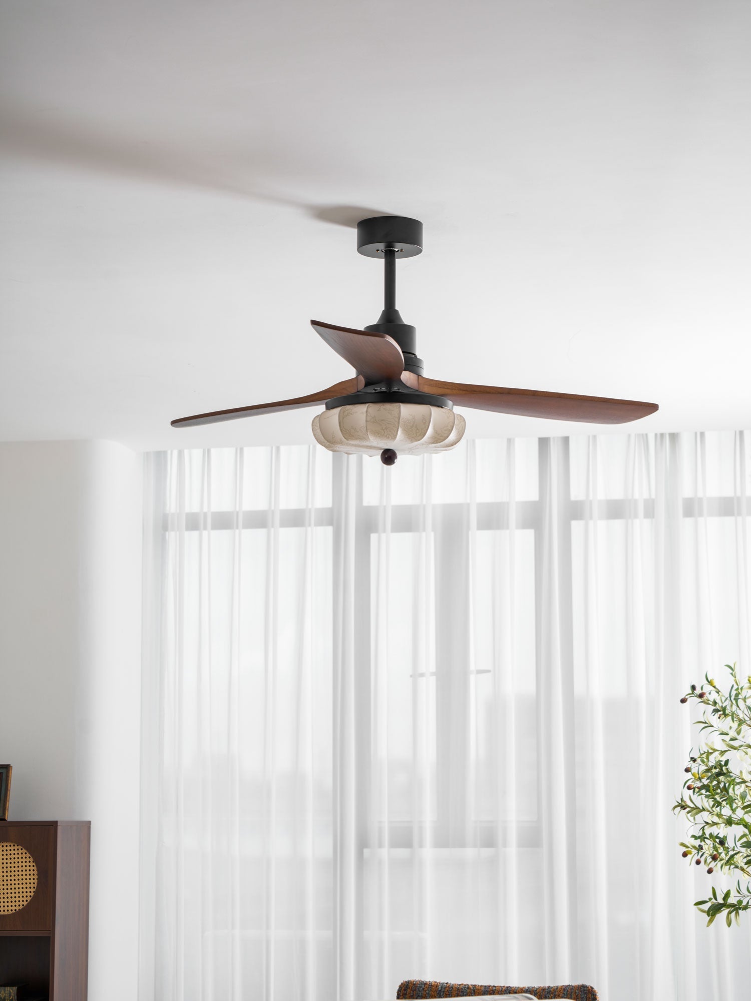 Ventilador de Techo con Luz Jasper Bloom, con las aspas en movimiento