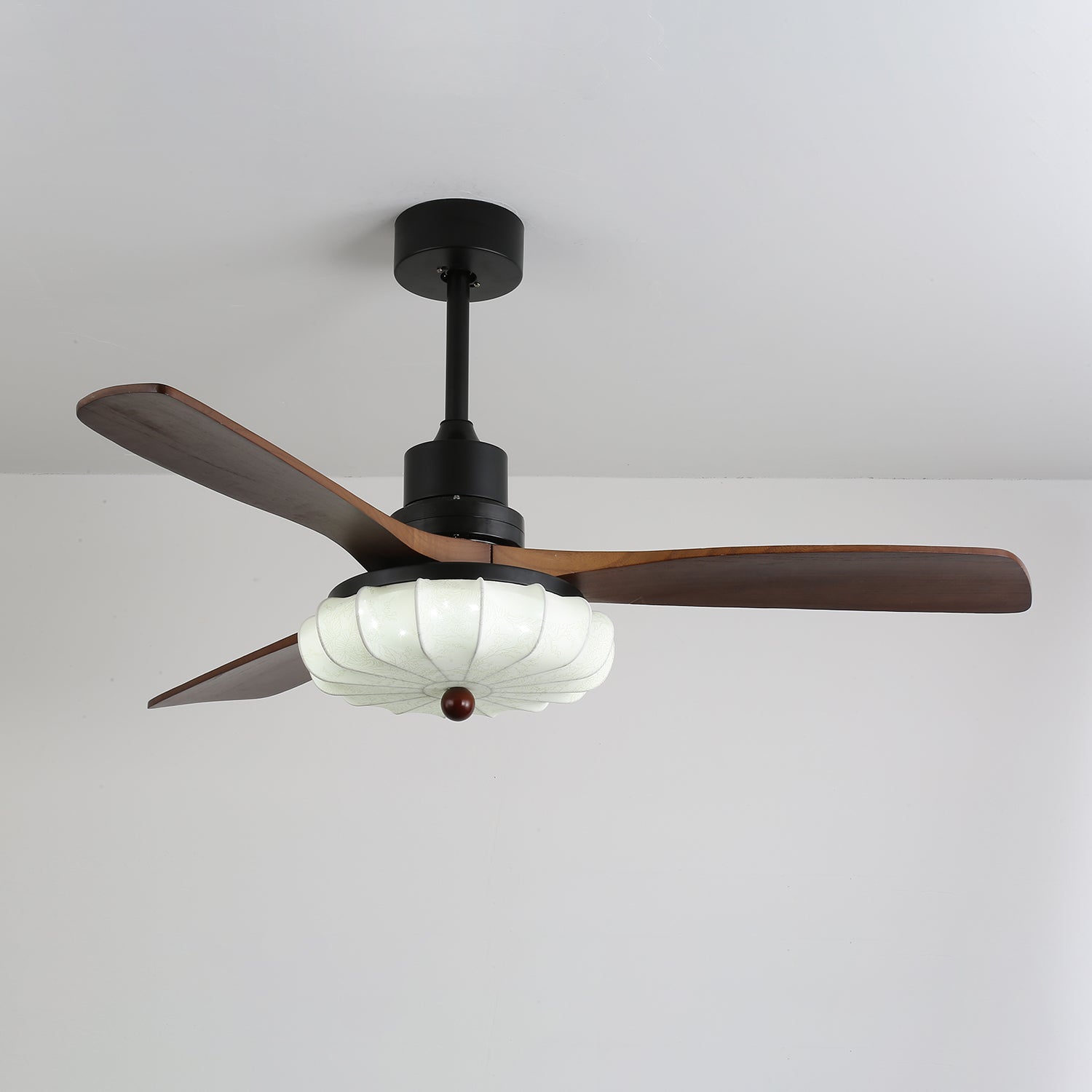 Ventilador de Techo con Luz Jasper Bloom, mostrando el efecto de luz ambiental