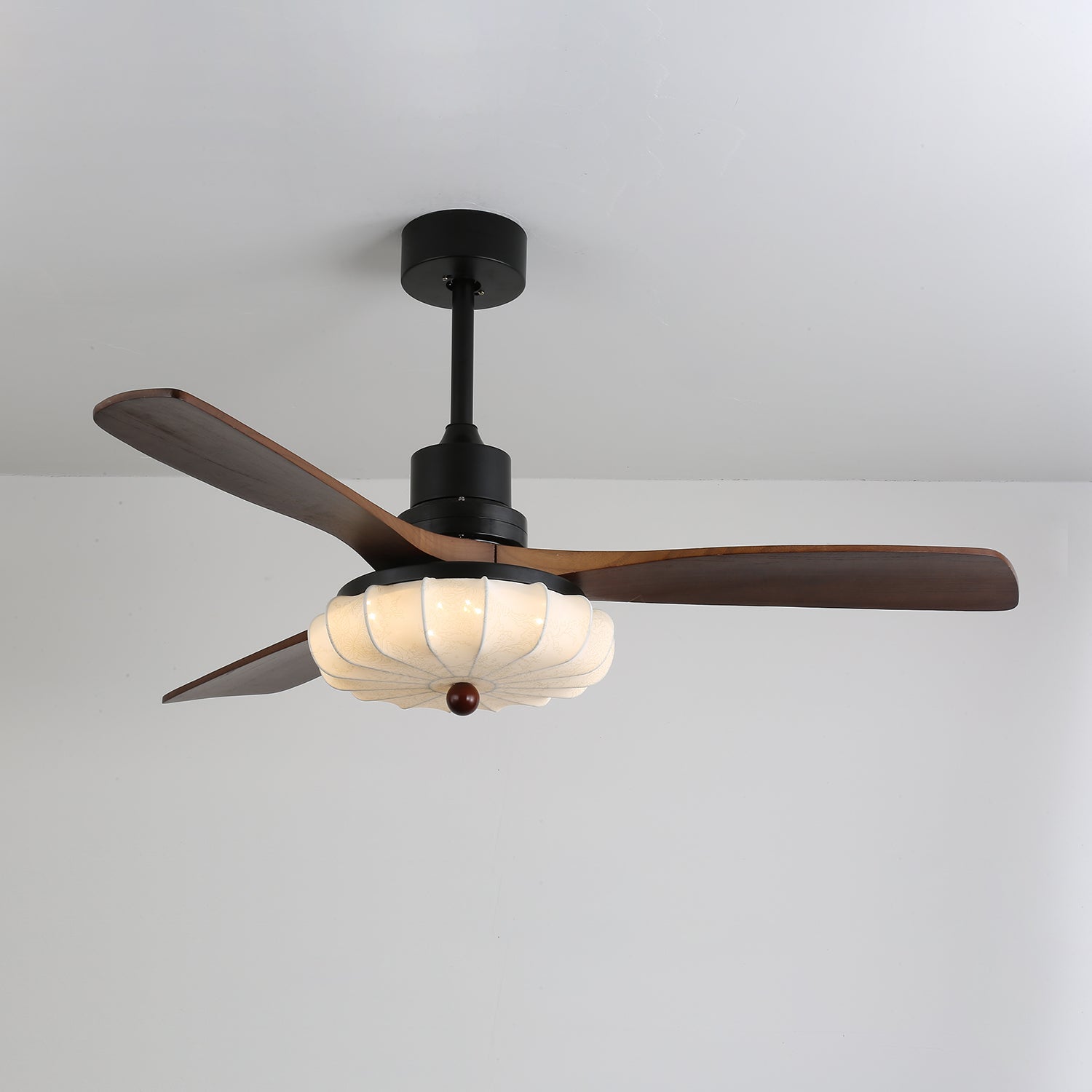 Ventilador de Techo con Luz Jasper Bloom, detalle de los herrajes negros mate
