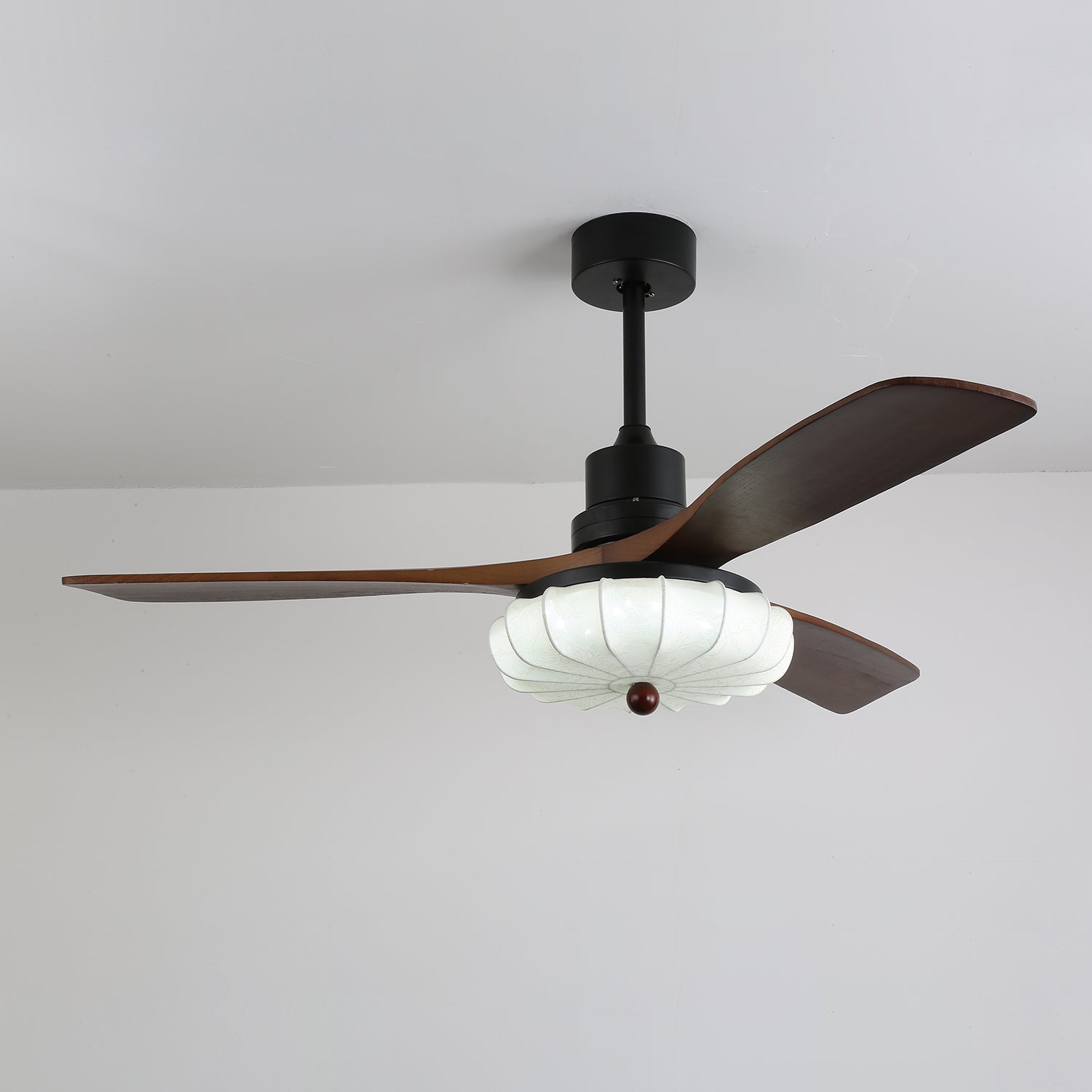 Ventilador de Techo con Luz Jasper Bloom, demostrando un funcionamiento silencioso