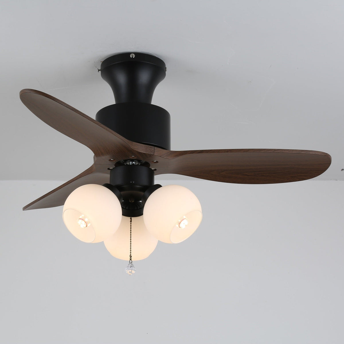 Ventilador de Techo con Lámpara Gwen de Cristal Vintage en opción de acabado de madera de nogal