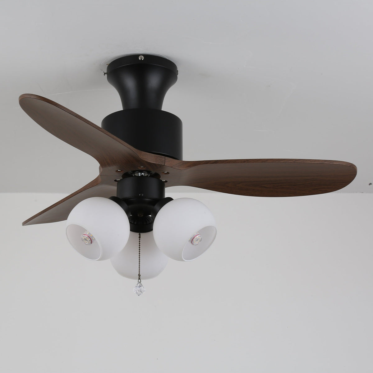 Ventilador de Techo con Lámpara Gwen de Cristal Vintage iluminando una habitación
