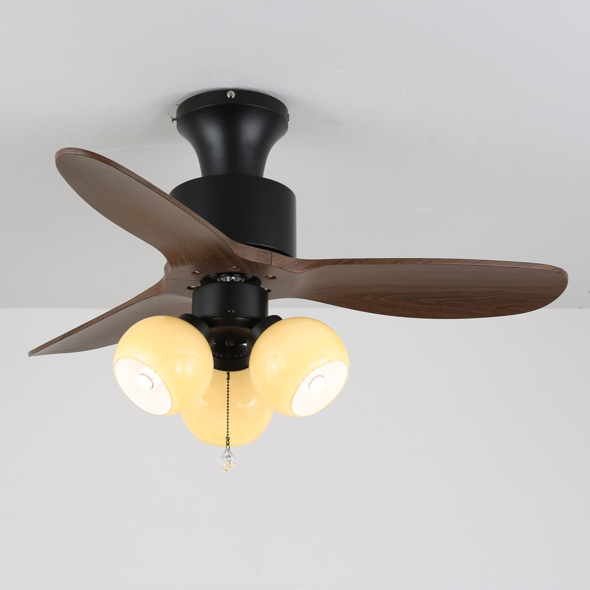 Ventilador de Techo con Lámpara Gwen de Cristal Vintage en un dormitorio
