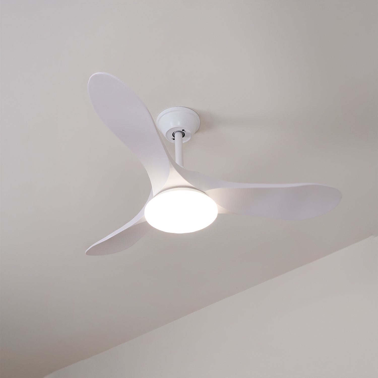 Ventilador de Techo Minimalista Oriken con luz en acabado Veta de Madera de Nogal