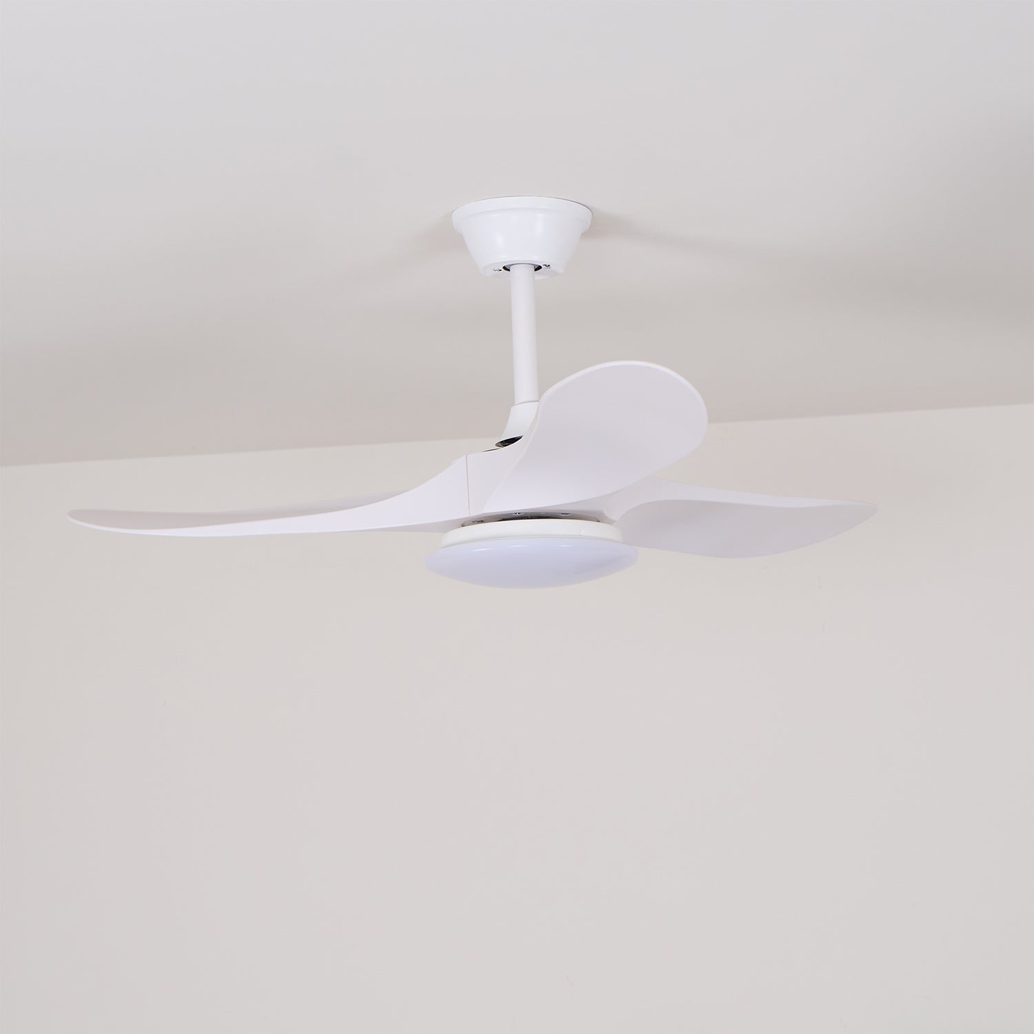 Ventilador de Techo Minimalista Oriken con luz, otro ángulo del acabado blanco