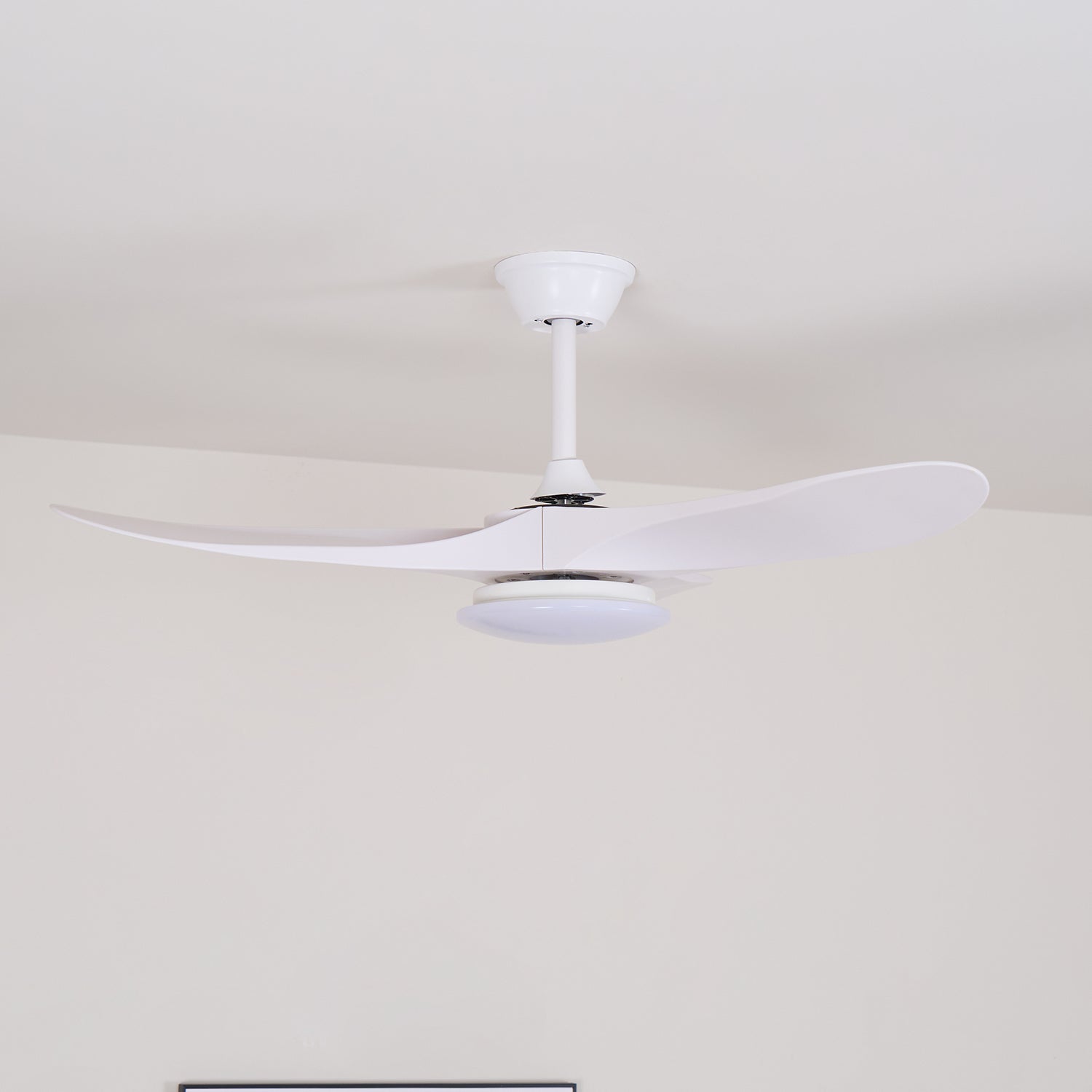 Ventilador de Techo Minimalista Oriken con luz, otro ángulo del acabado nogal