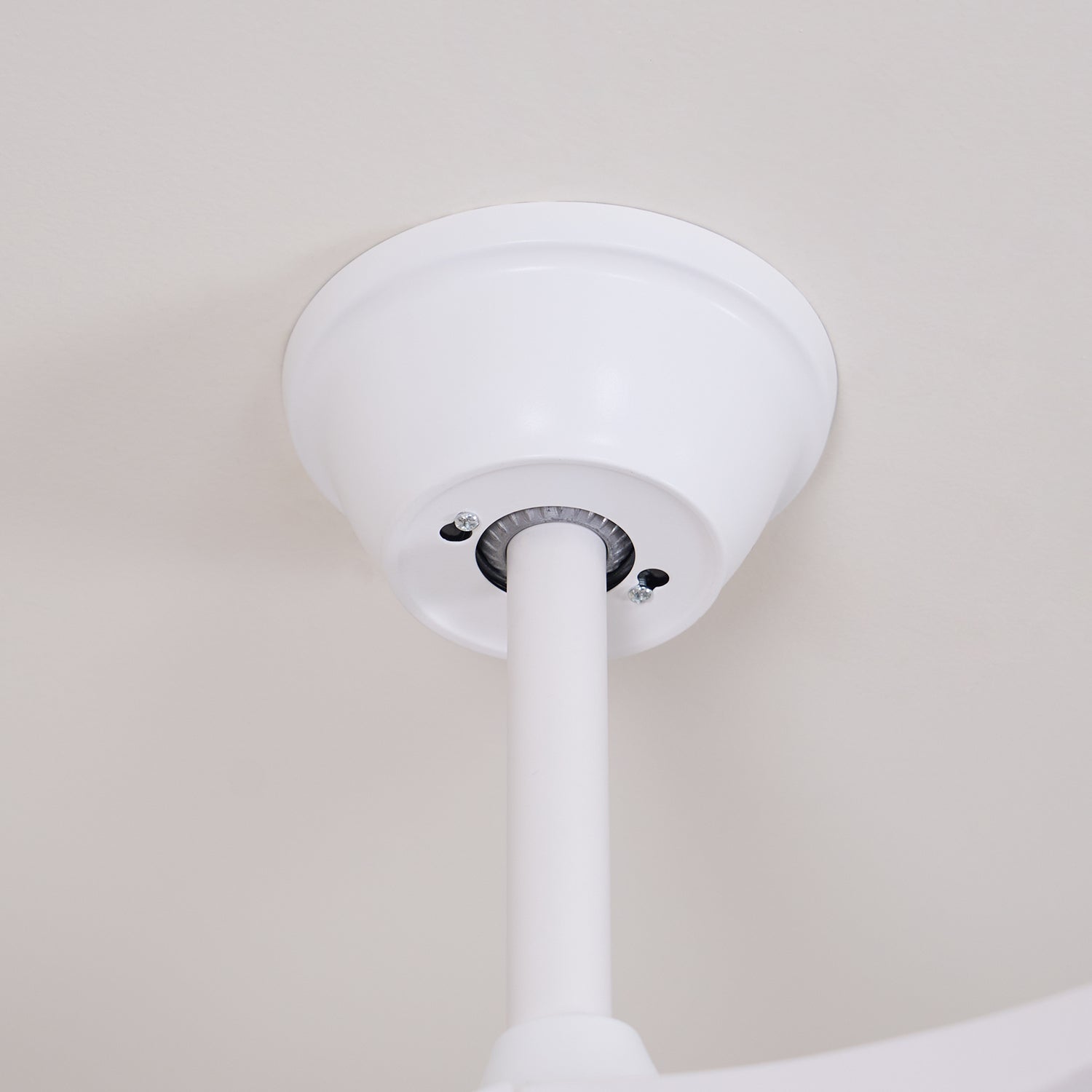 Ventilador de Techo Minimalista Oriken con luz, primer plano del mando a distancia