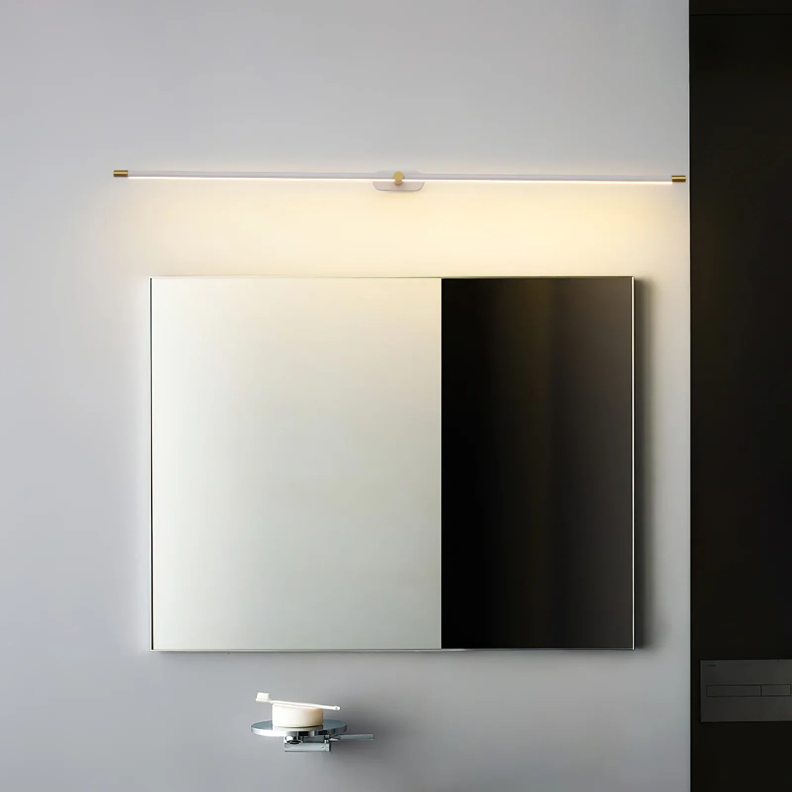 Arisha Lámpara de Pared Lineal Minimalista en Dorado y Negro