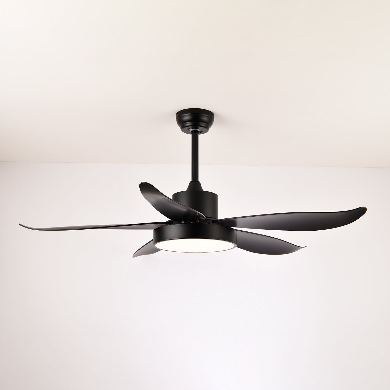 Ventilador de Techo Moderno Auron mostrando su elegante diseño metálico
