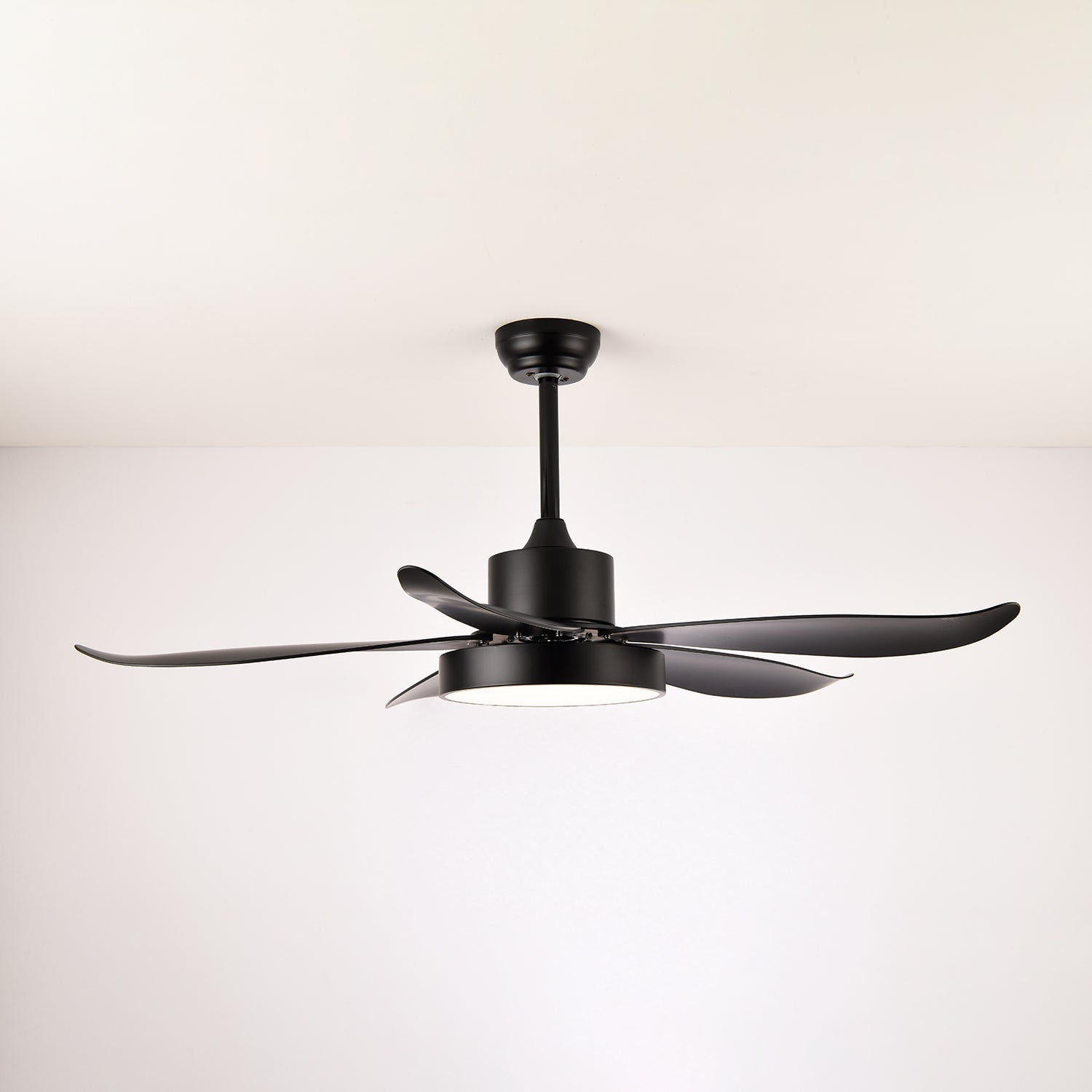 Ventilador de Techo Moderno Auron con Luz desde un ángulo diferente, mostrando el diseño general