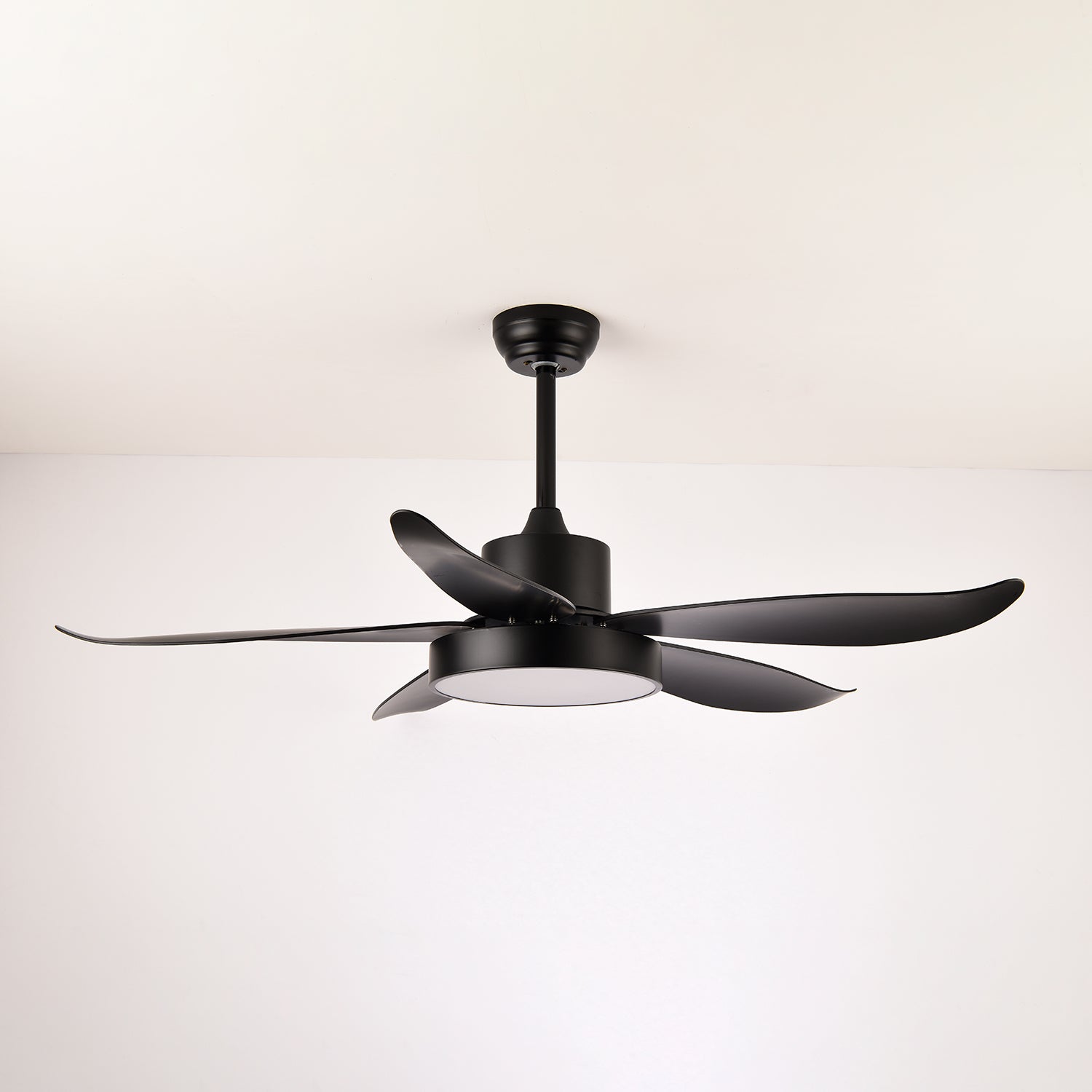 Vista de cerca de la luz LED integrada del Ventilador de Techo Auron