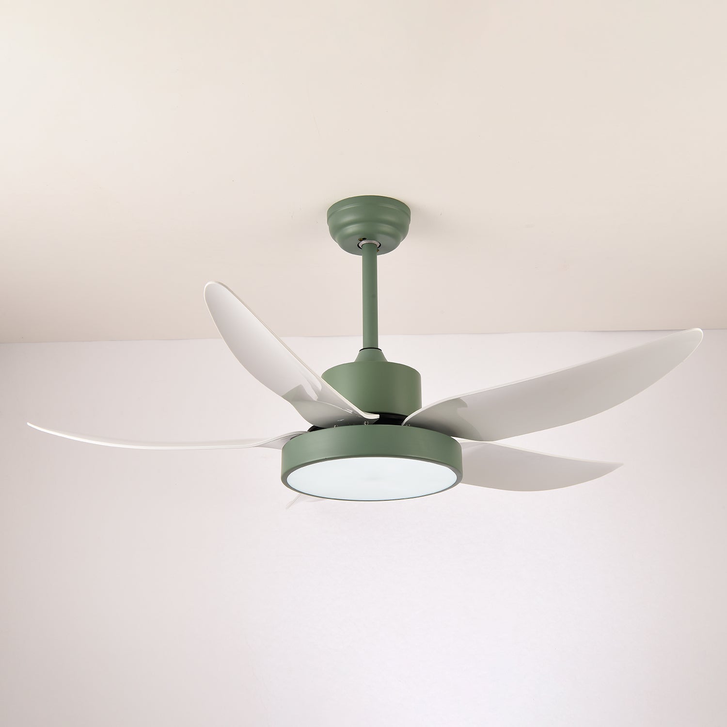 Ventilador de Techo Moderno Auron con Luz instalado en un techo