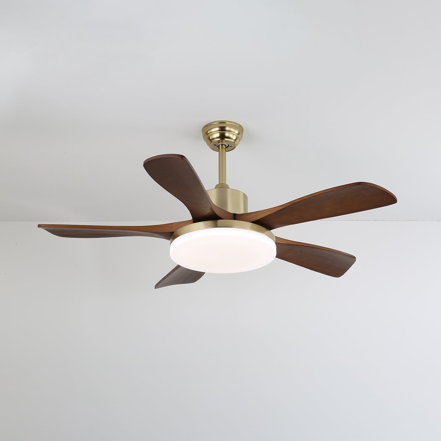 Vista superior de las aspas de madera del ventilador Aurelia con luz