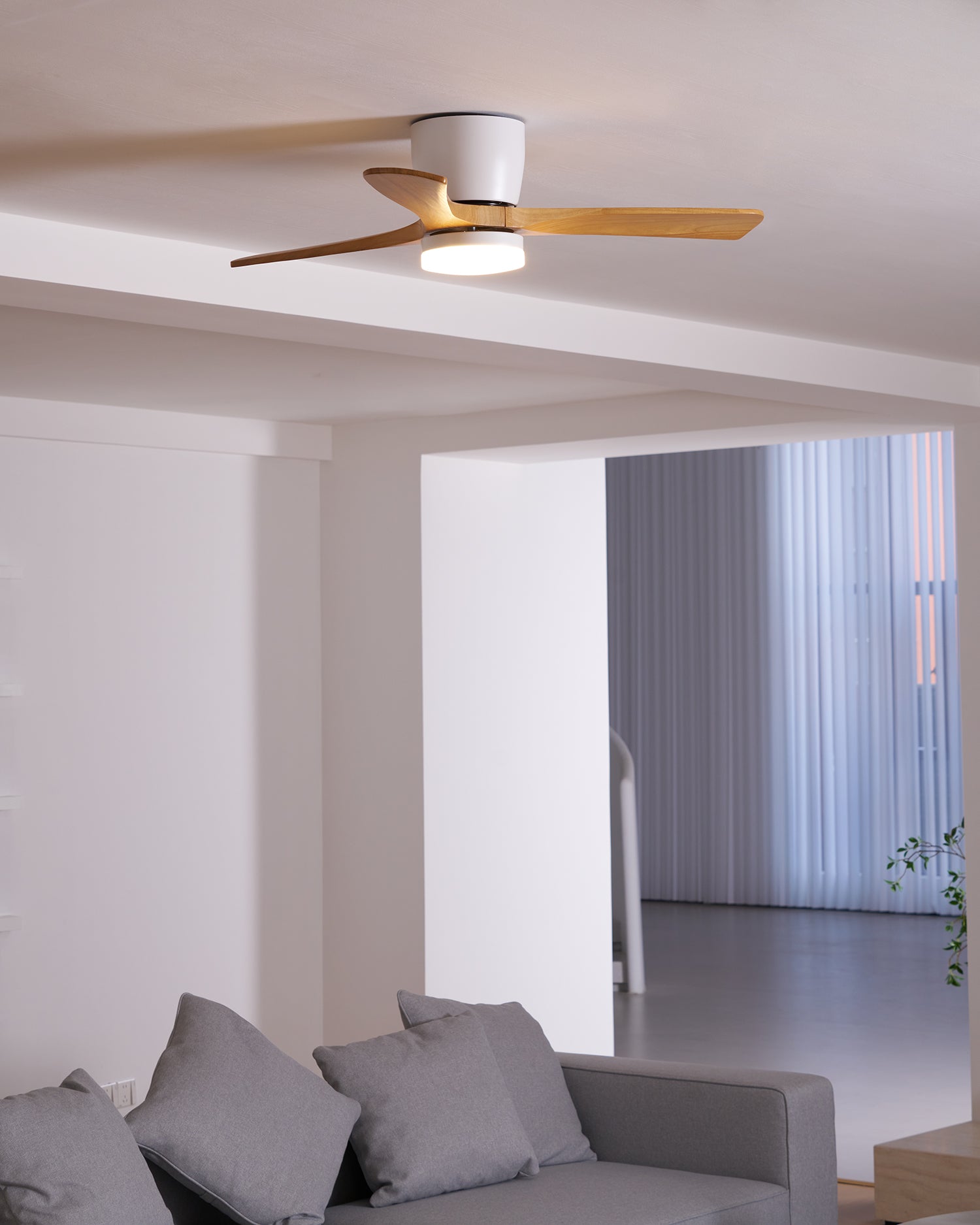 Primer plano de la pantalla acrílica y el módulo de luz del Ventilador de Techo Ezra Nórdico.