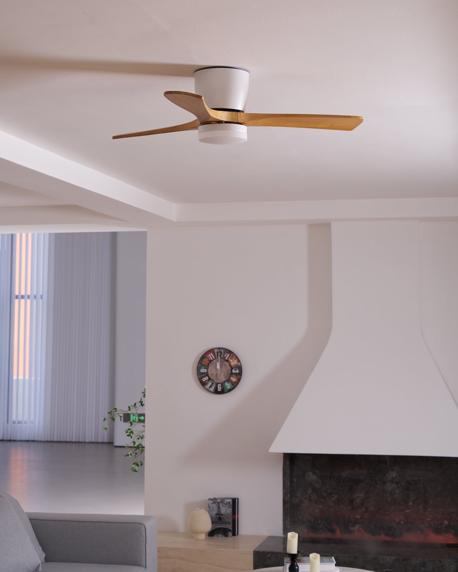 Ventilador de Techo con Luz Ezra Nórdico de Madera que proporciona un flujo de aire confortable e iluminación ambiental.