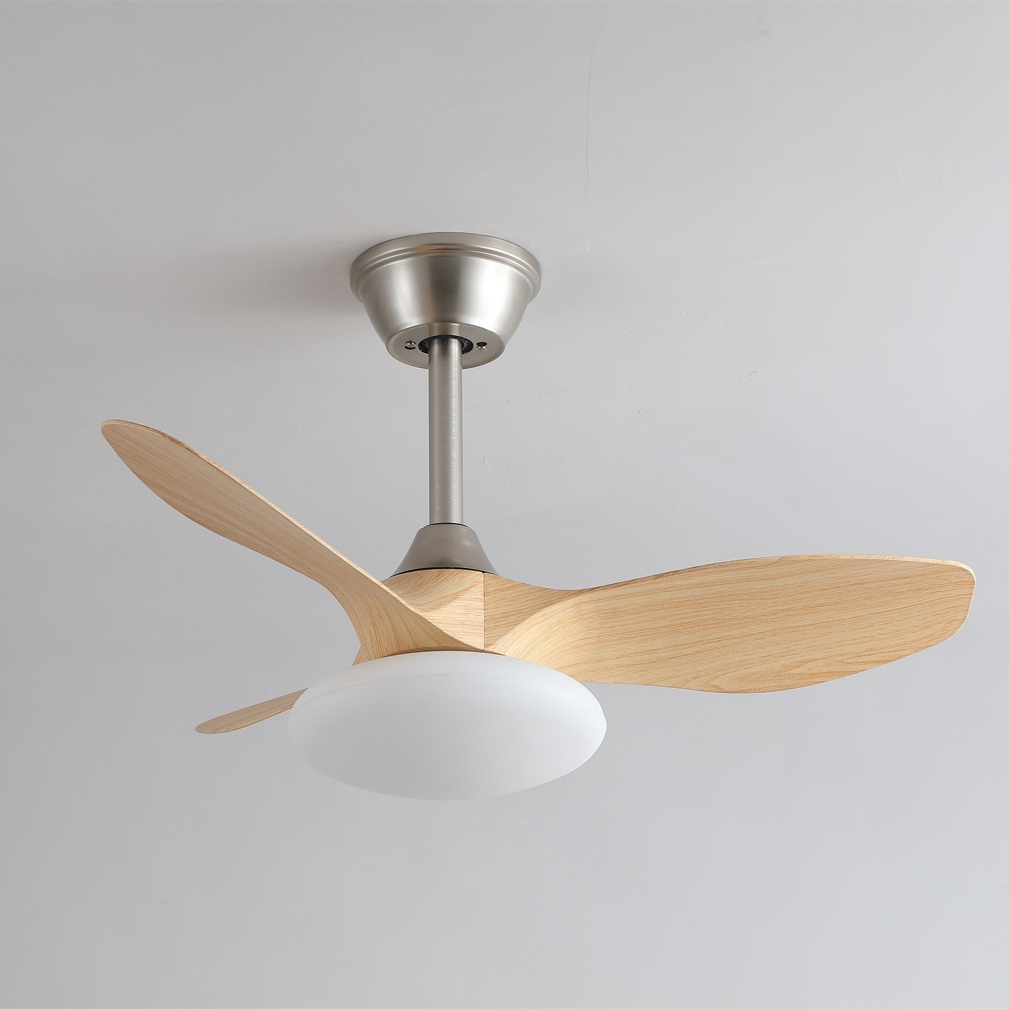 Ventilador de Techo con Luz Sylvara mostrando sus dimensiones y tamaño