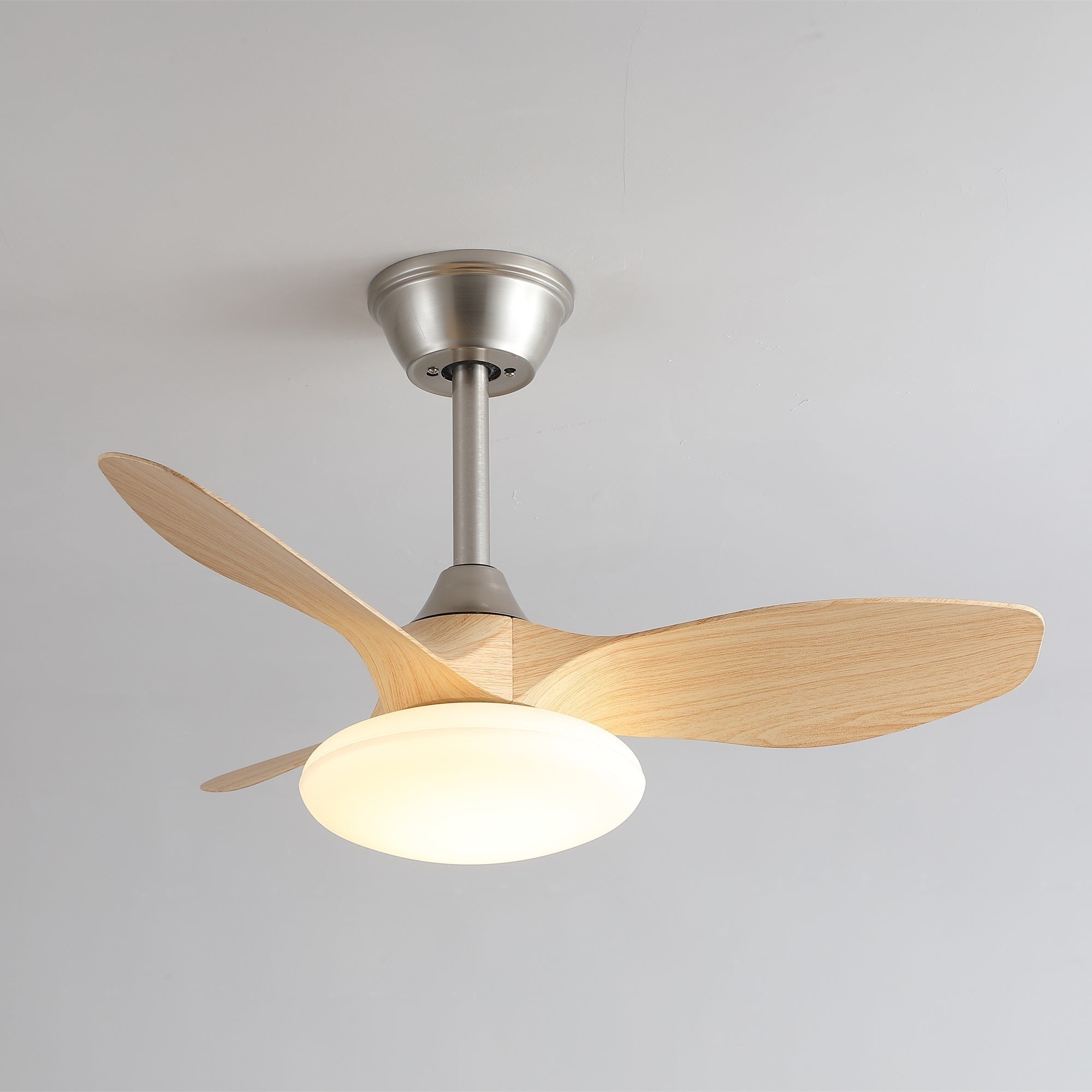 Primer plano del Ventilador de Techo con Luz Sylvara con aspas de ABS