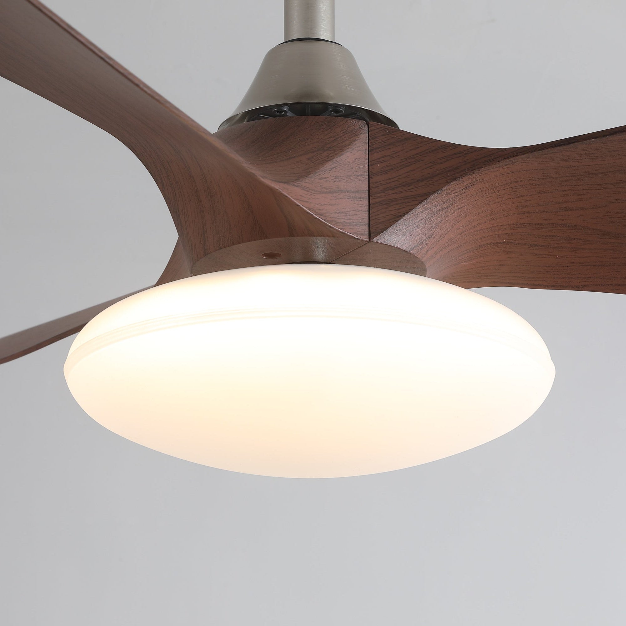Ventilador de Techo con Luz Sylvara montado en un techo