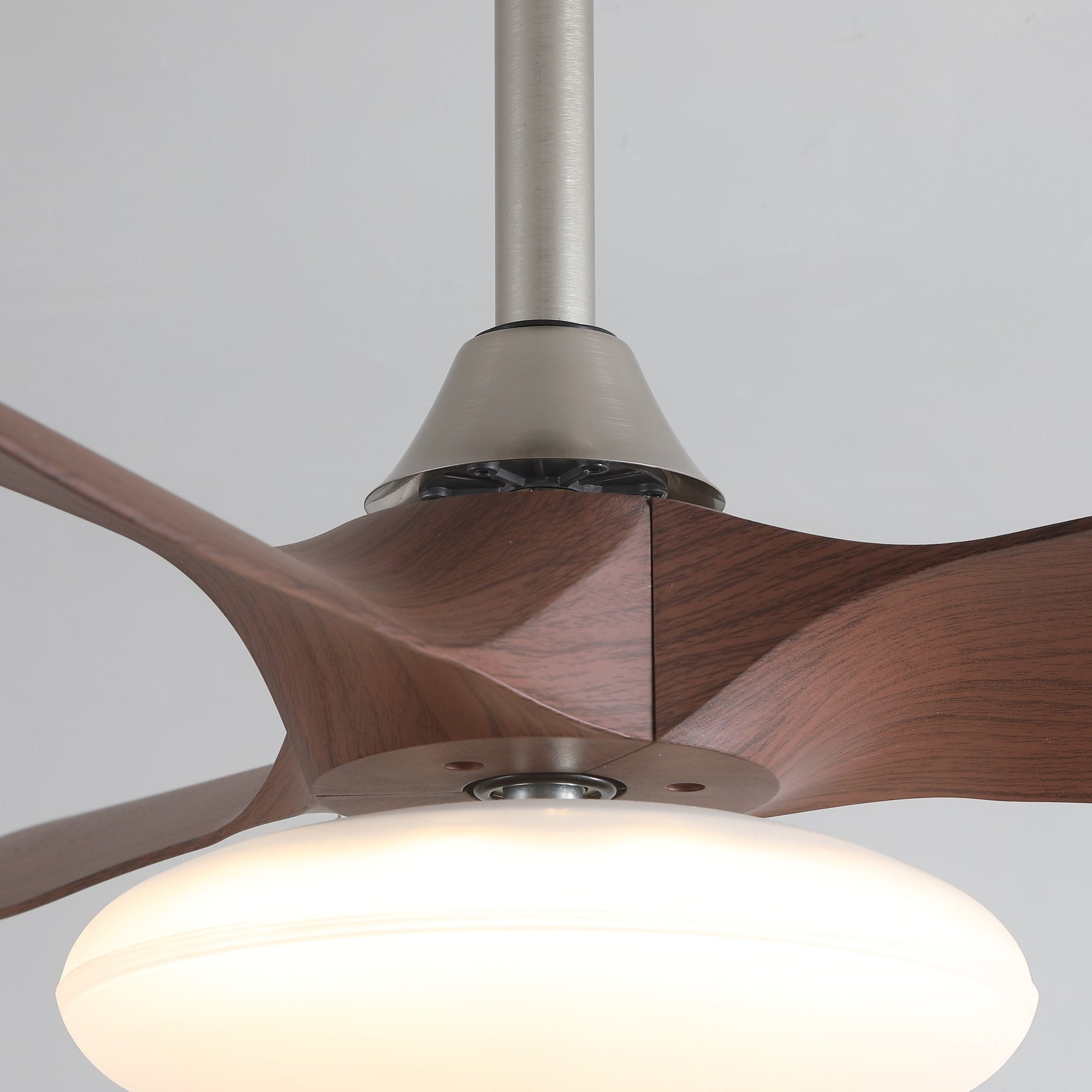 Ventilador de Techo con Luz Sylvara mostrando su estructura de metal