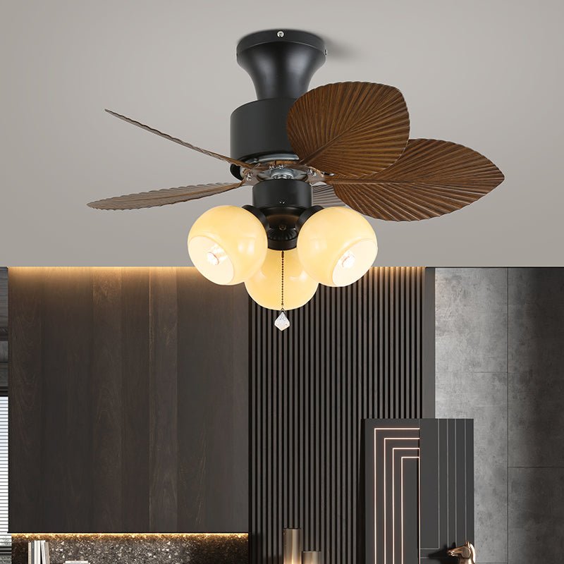 El ventilador con luz y aspas en movimiento.