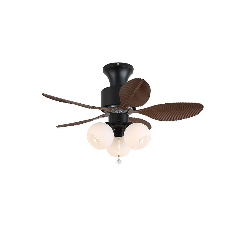 Ventilador con luz con una suave pantalla Beige.