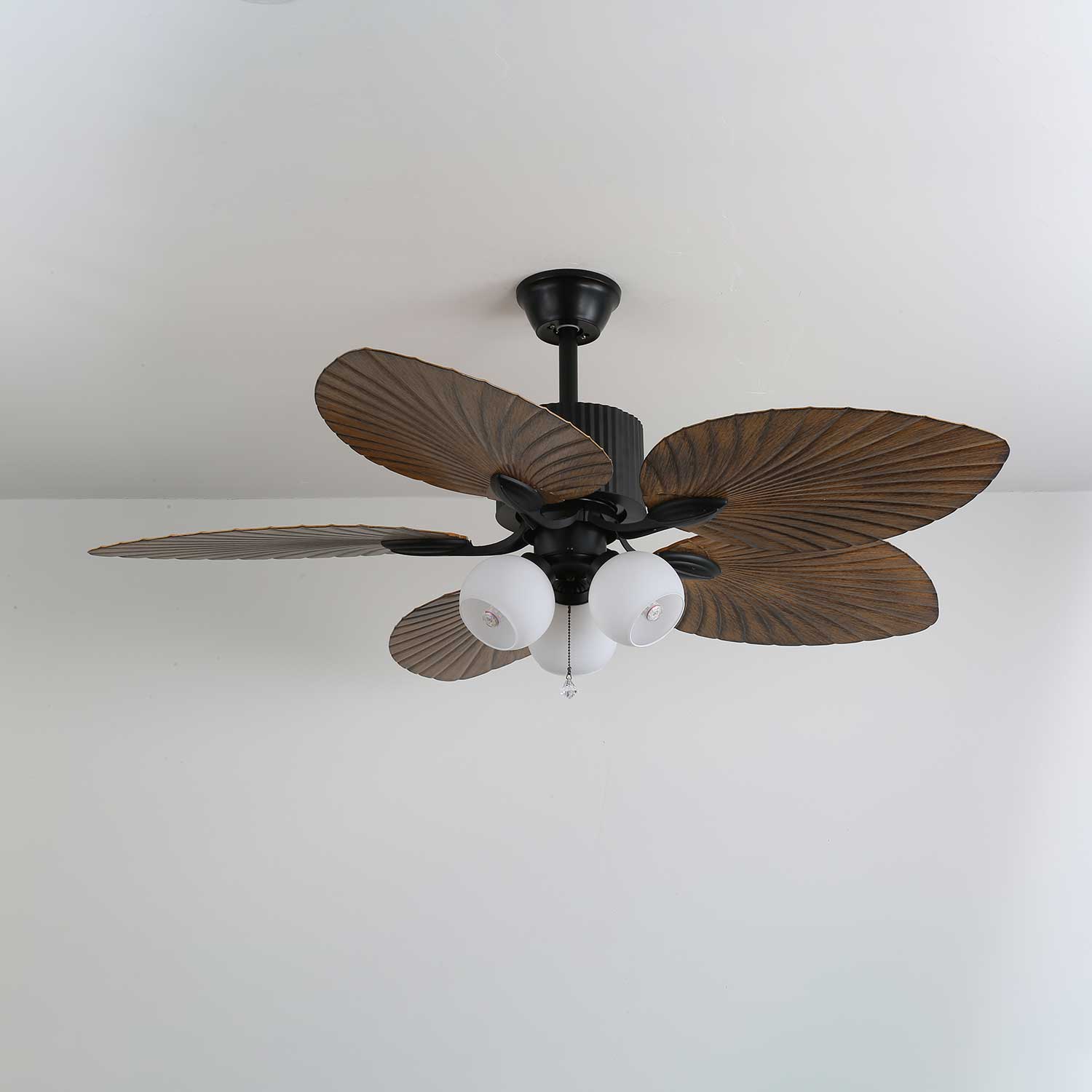 Vista del embalaje o desembalaje de los componentes del ventilador de techo.