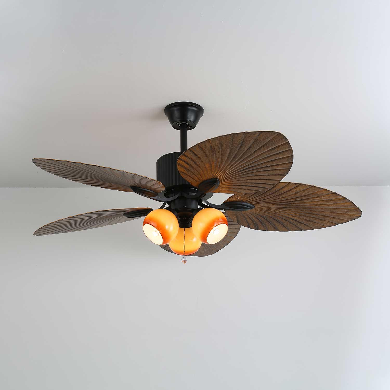 Ventilador de techo con luz con pantalla de vidrio integrada y fuente de luz LED.
