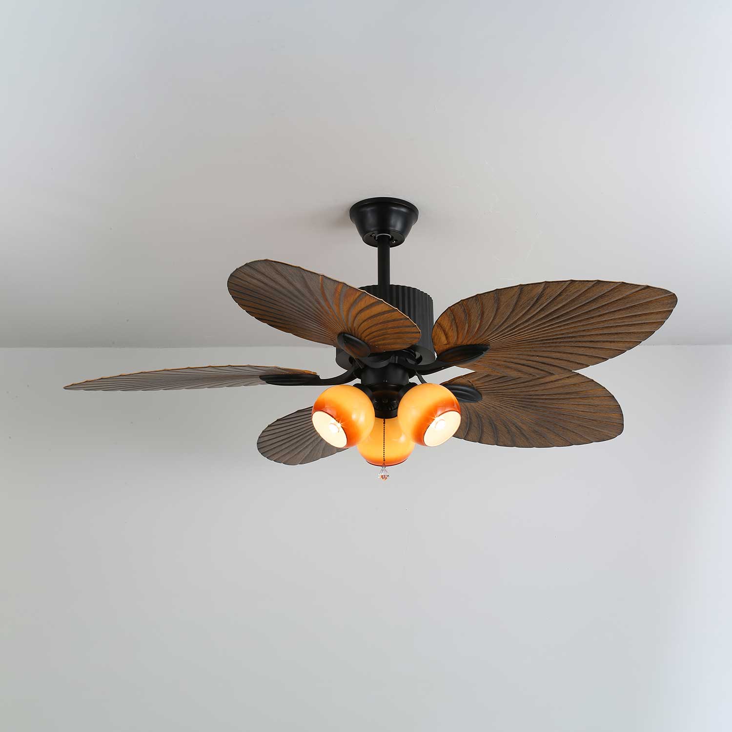 El ventilador de techo con luz instalado en un ambiente de salón.