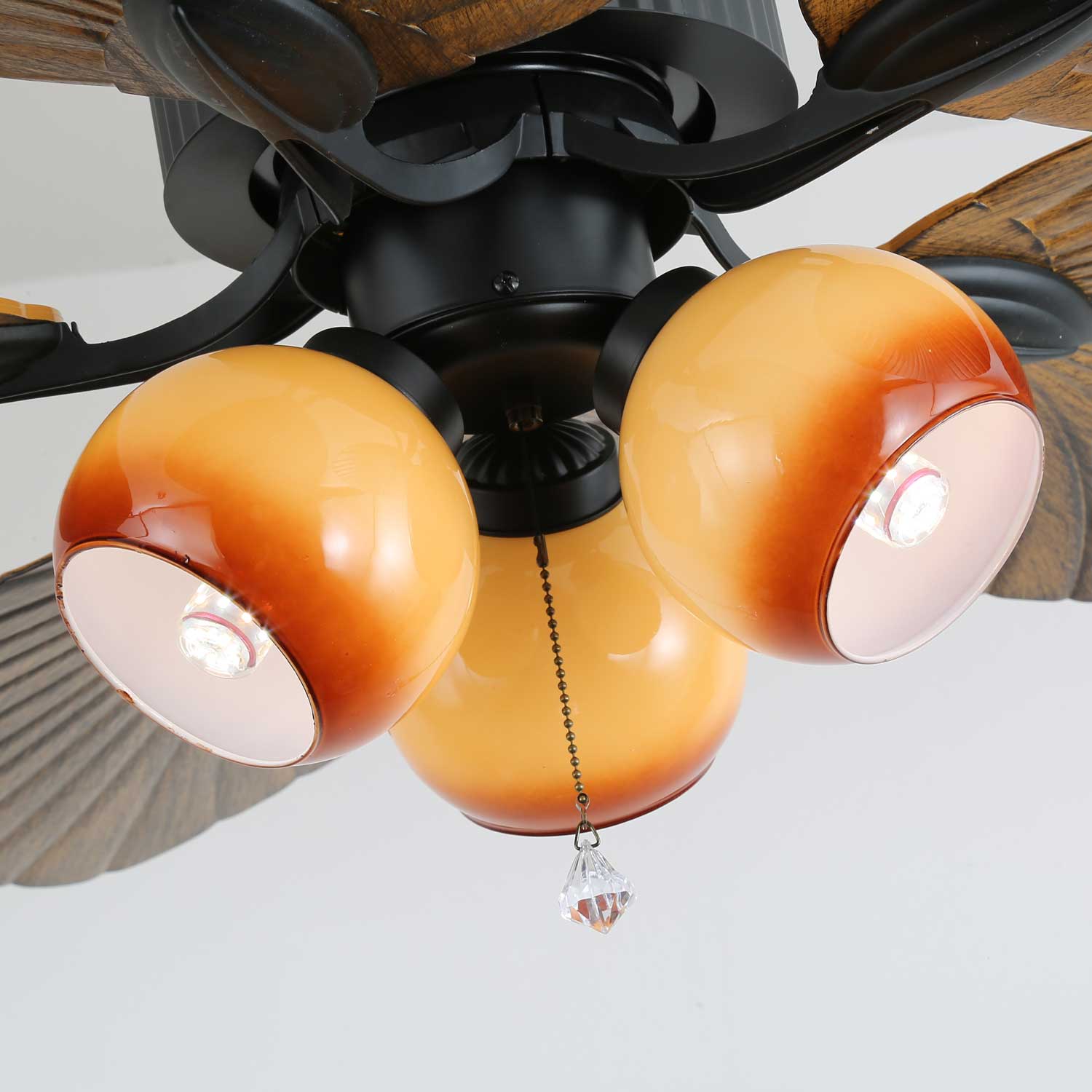 Ventilador de techo con luz con opción de pantalla blanca.