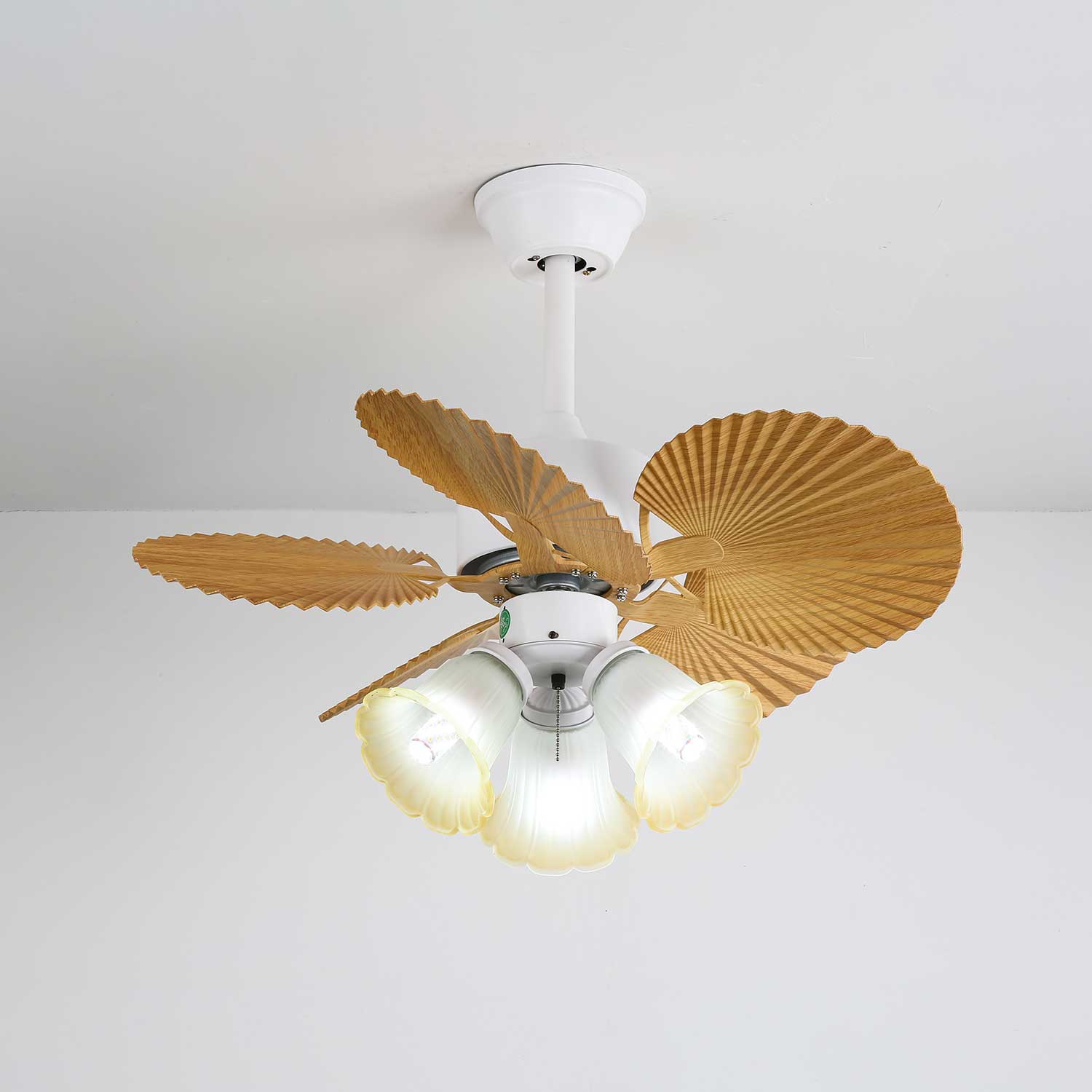 Detalle de las aspas de ABS y el área de la fuente de luz del ventilador de techo