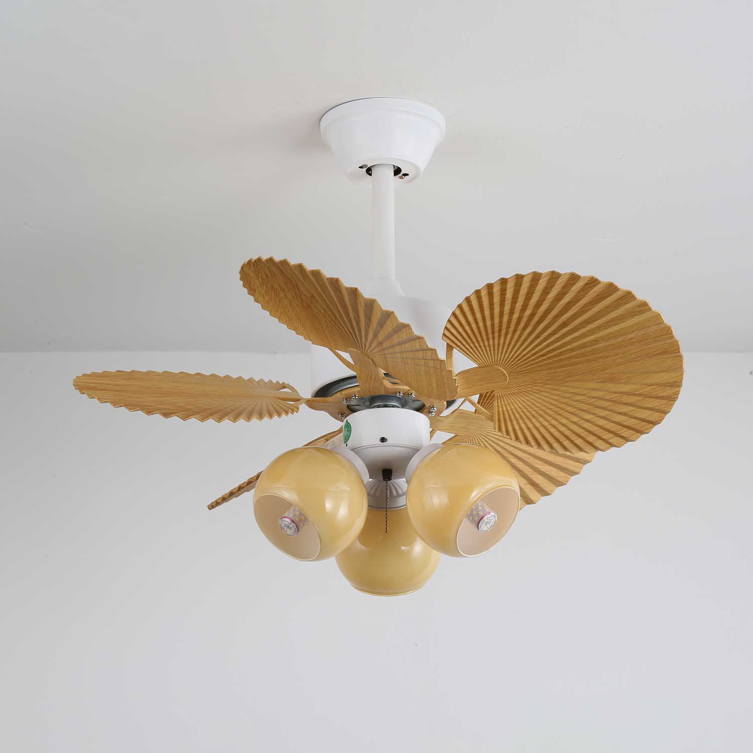 Ventilador de Techo con Luz Aurelia Vintage de Madera y Cristal instalado en un techo