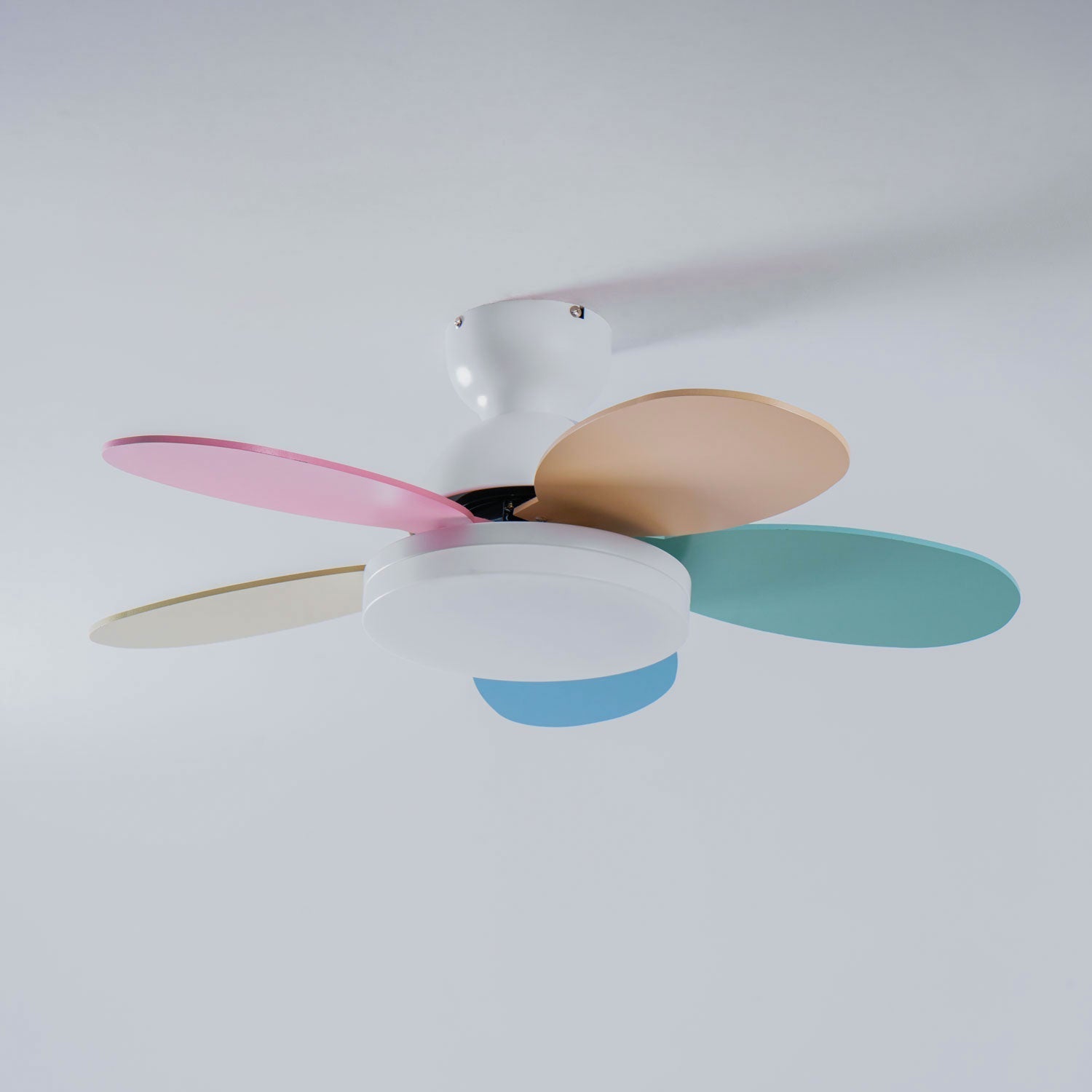 Ventilador de Techo Liora de Cristal Colorido, en un ambiente de dormitorio