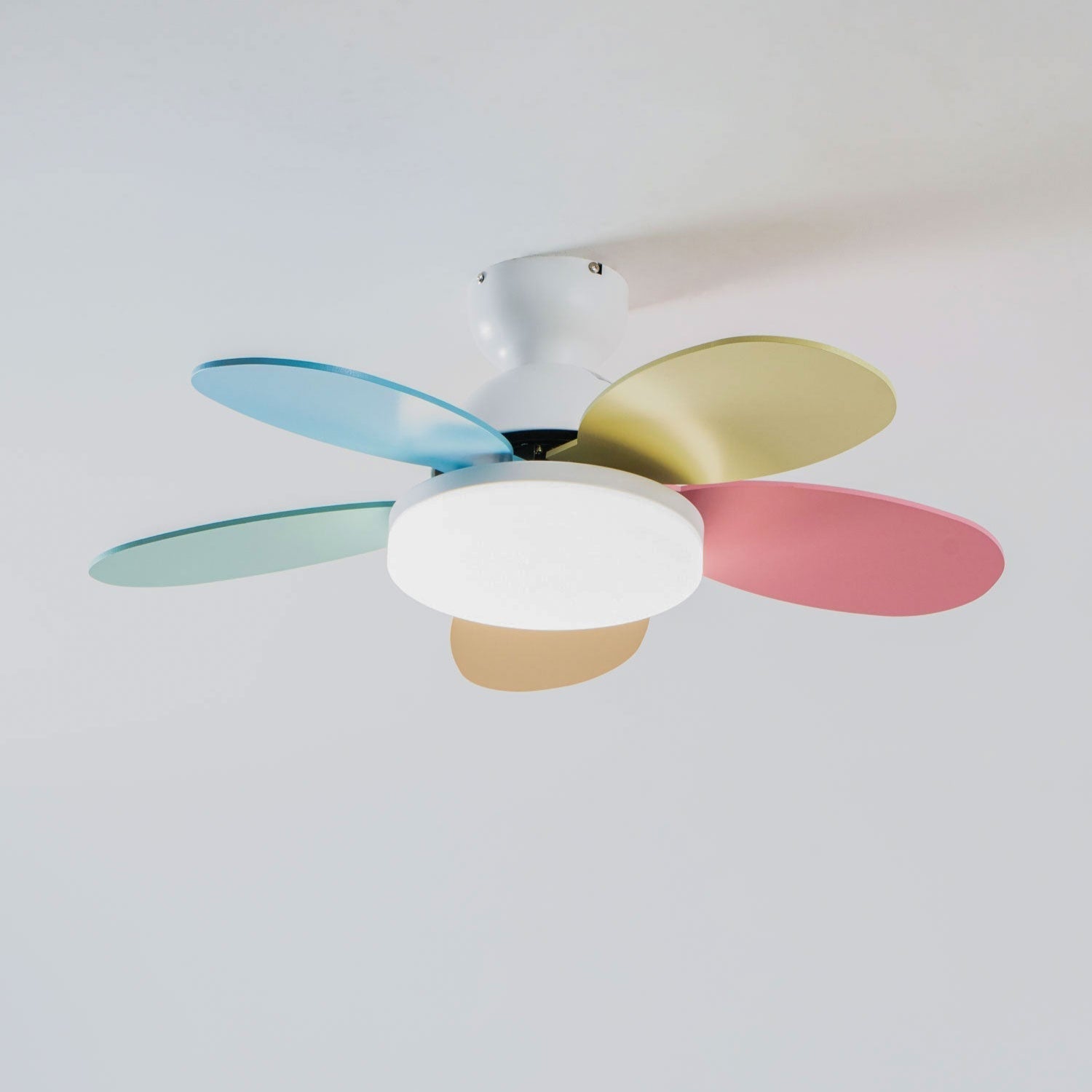 Ventilador de Techo con Luz Liora para Niños, mostrando su diseño único