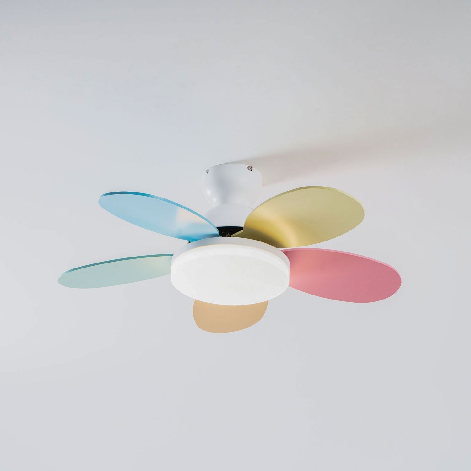 Ventilador de Techo Liora de Cristal Colorido, una visión general de sus características