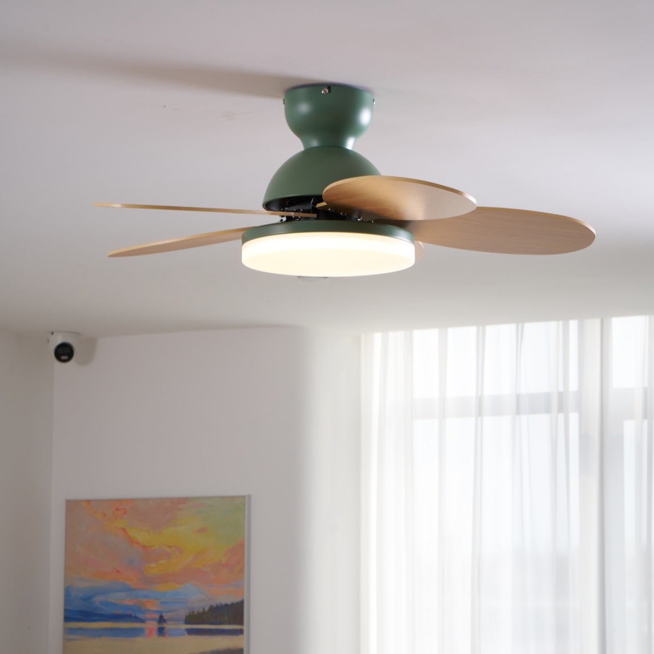 Ventilador de Techo con Luz Liora, mostrando instalación cableada